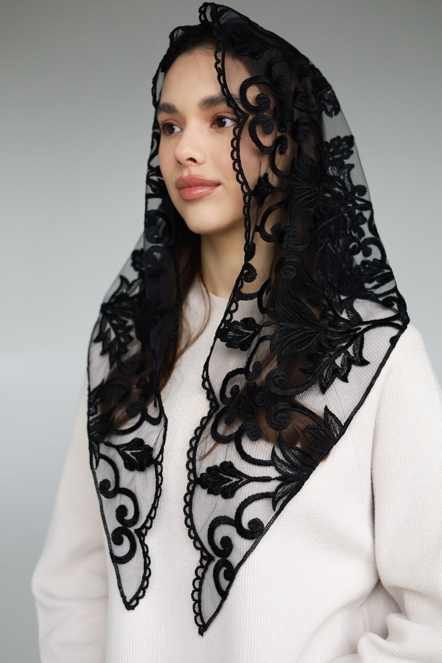 TRIANGLE BLACK VEIL