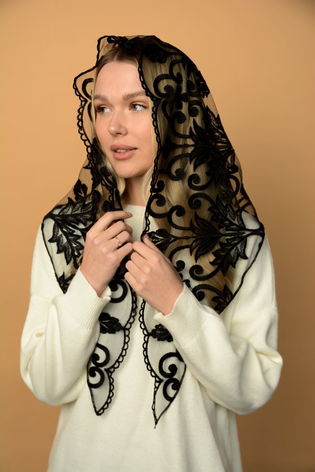 TRIANGLE WHITE MANTILLA