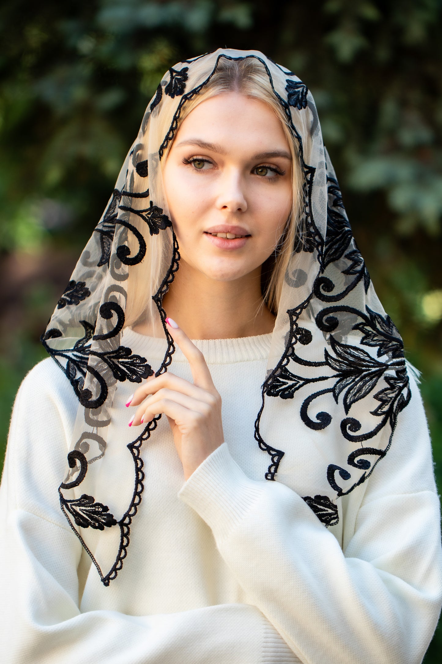 TRIANGLE WHITE MANTILLA