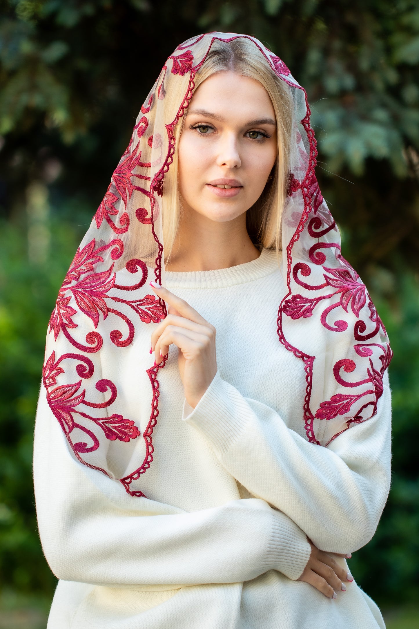 TRIANGLE WHITE MANTILLA