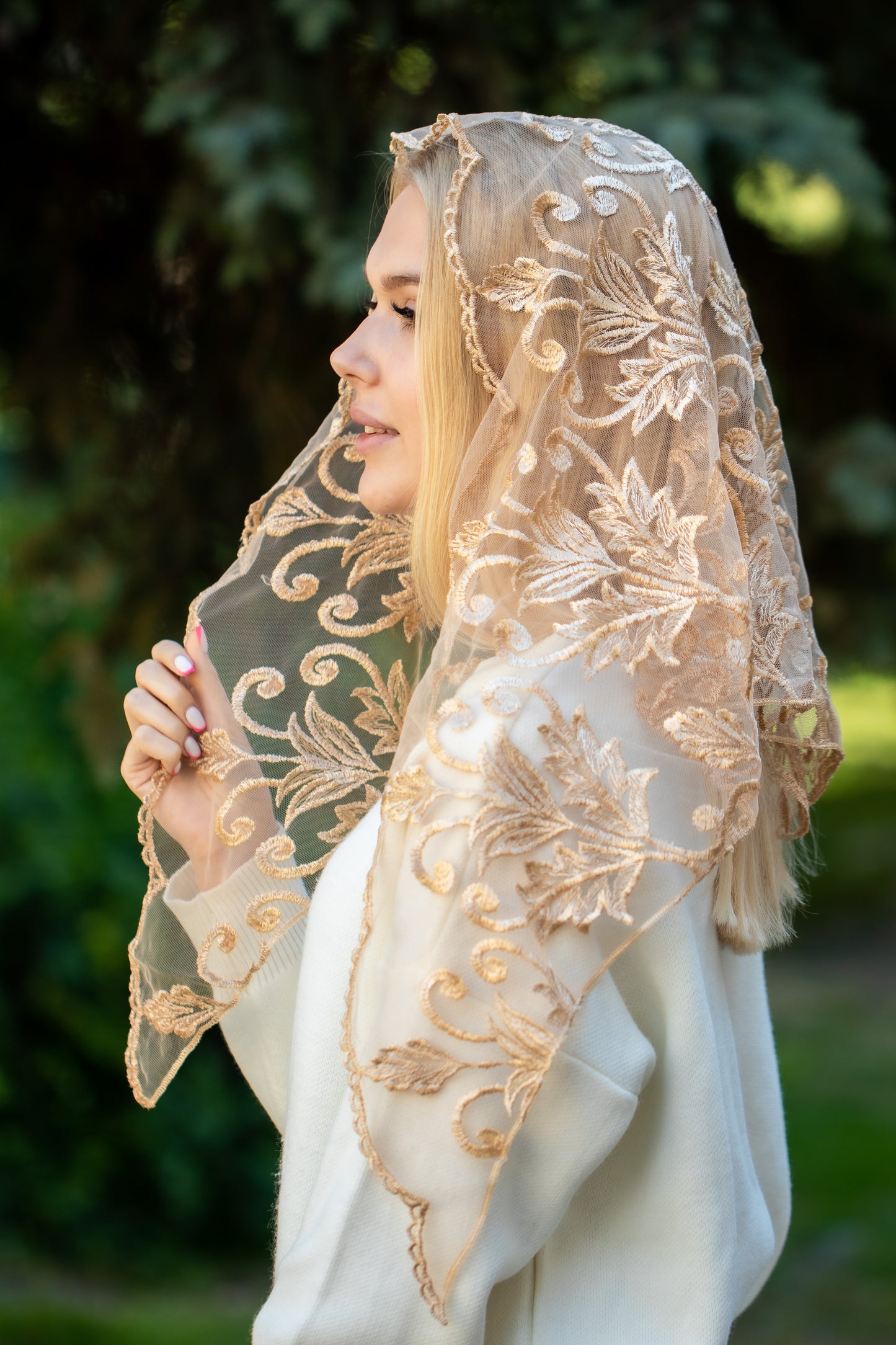 TRIANGLE WHITE MANTILLA