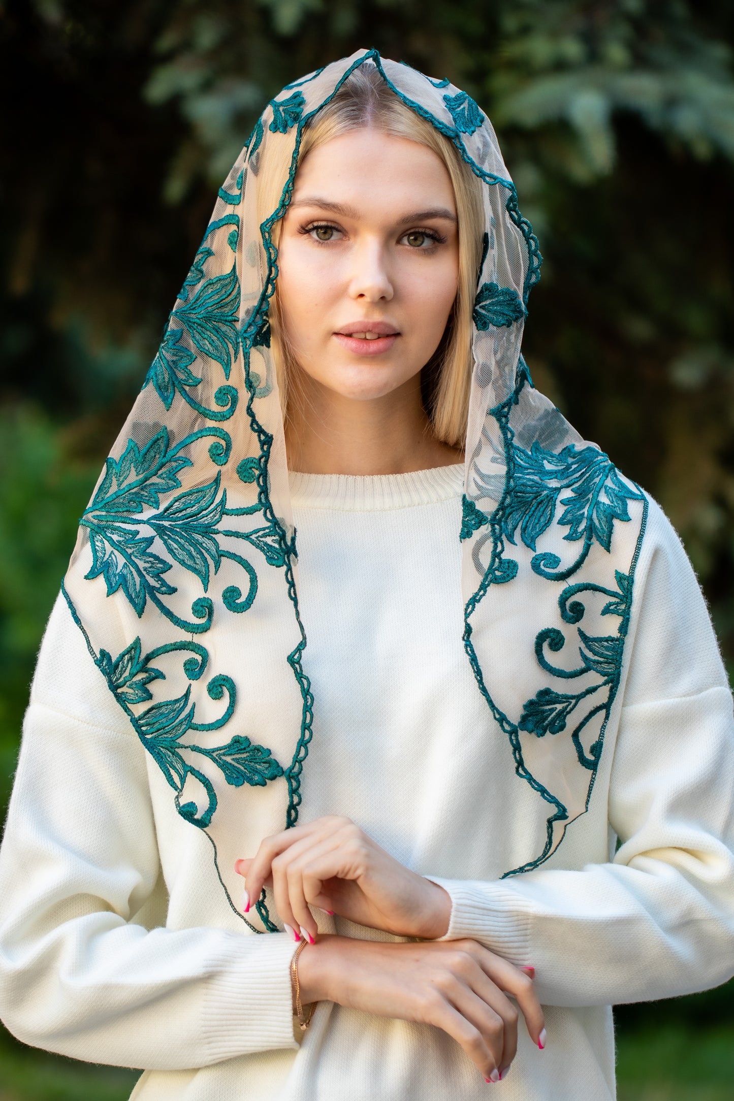 TRIANGLE WHITE MANTILLA