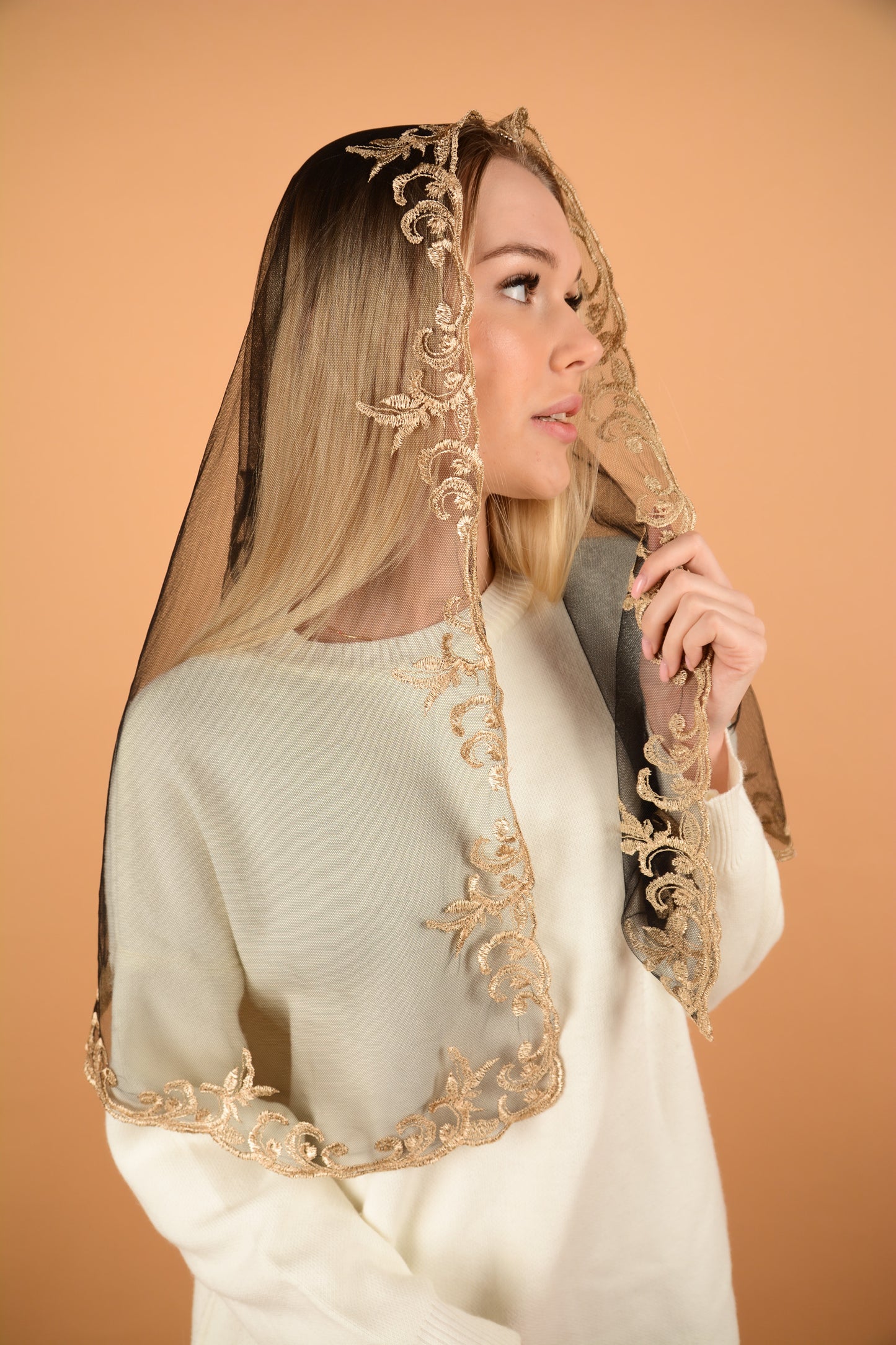 LONG VEIL WITH HEART EMBROIDERY - MariaVeils