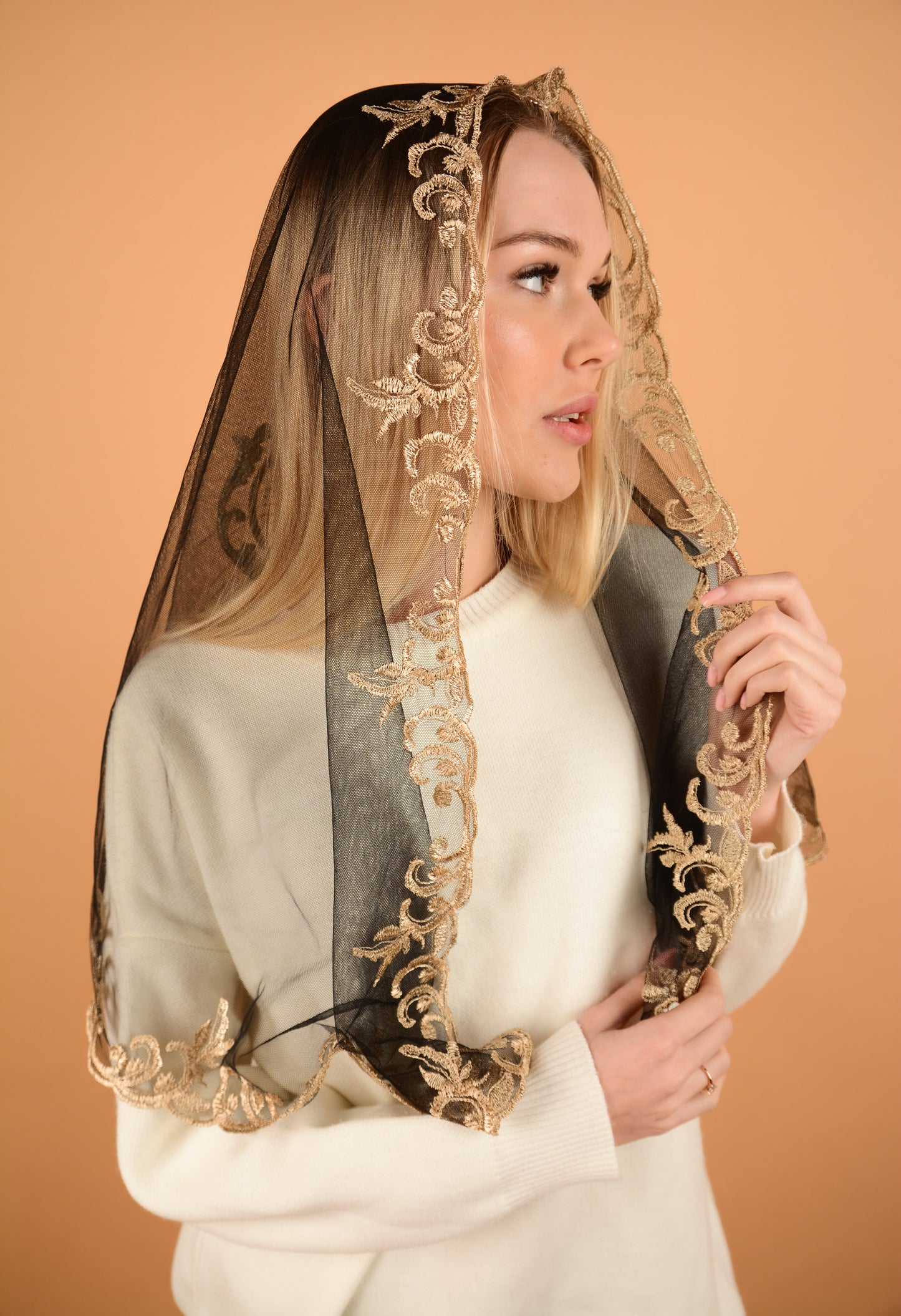 LONG VEIL WITH HEART EMBROIDERY - MariaVeils