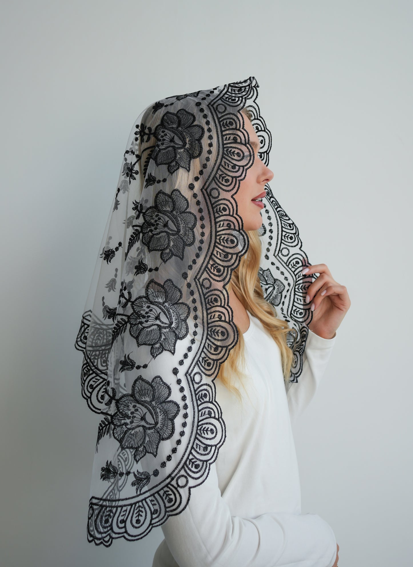 NEW BLACK & WHITE MANTILLA
