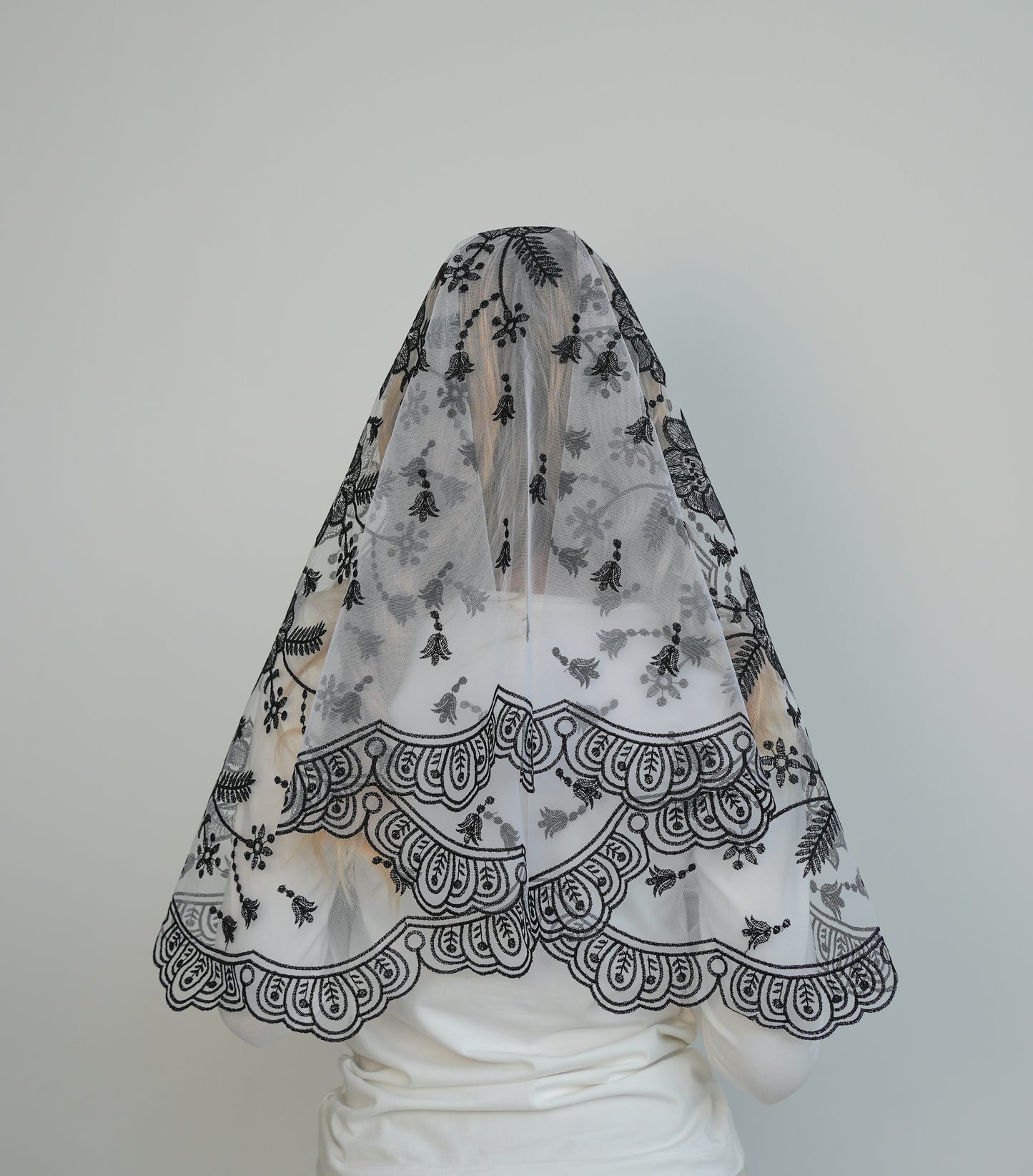NEW BLACK & WHITE MANTILLA