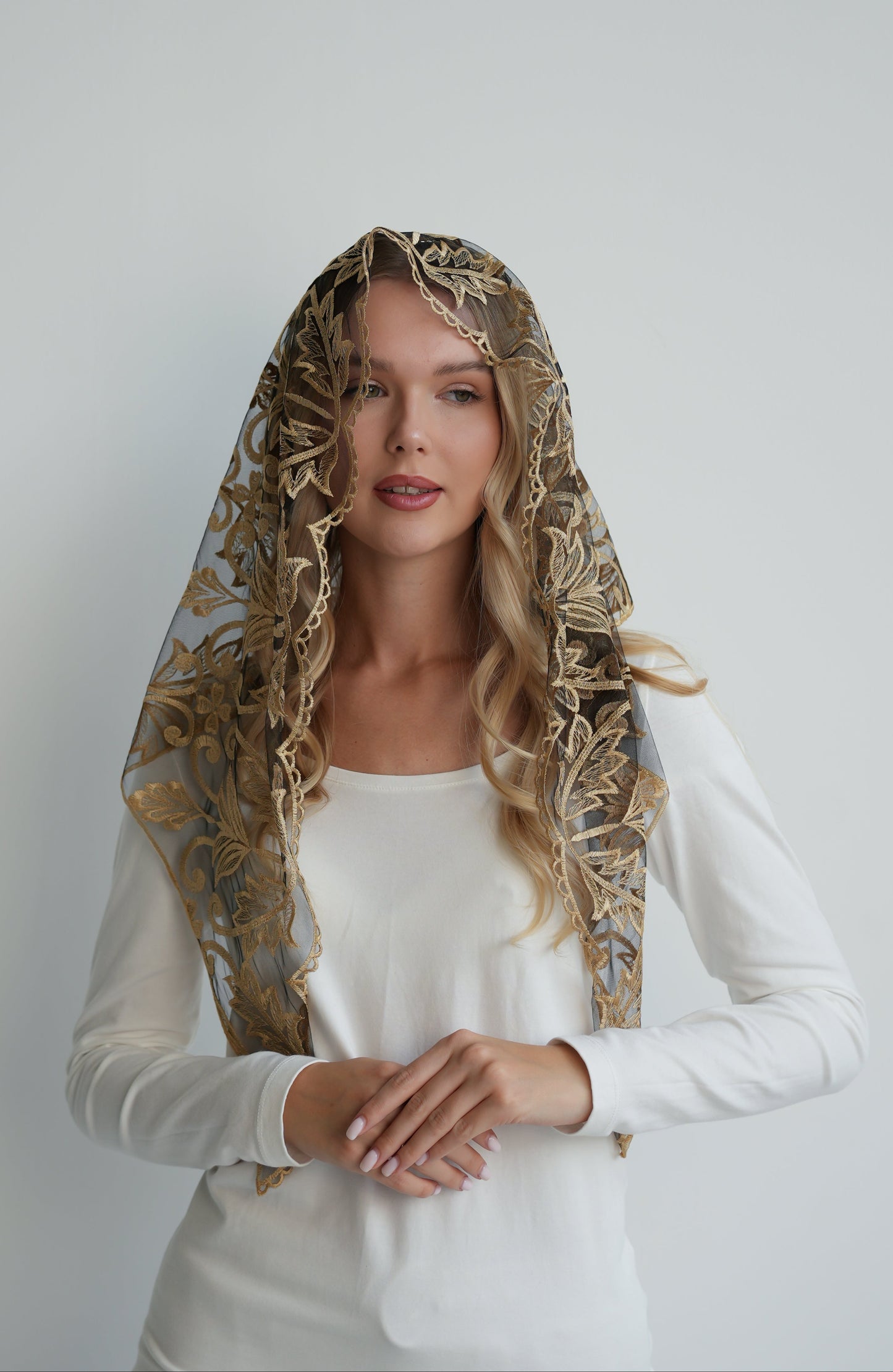 TRIANGLE GOLD LACE VEIL