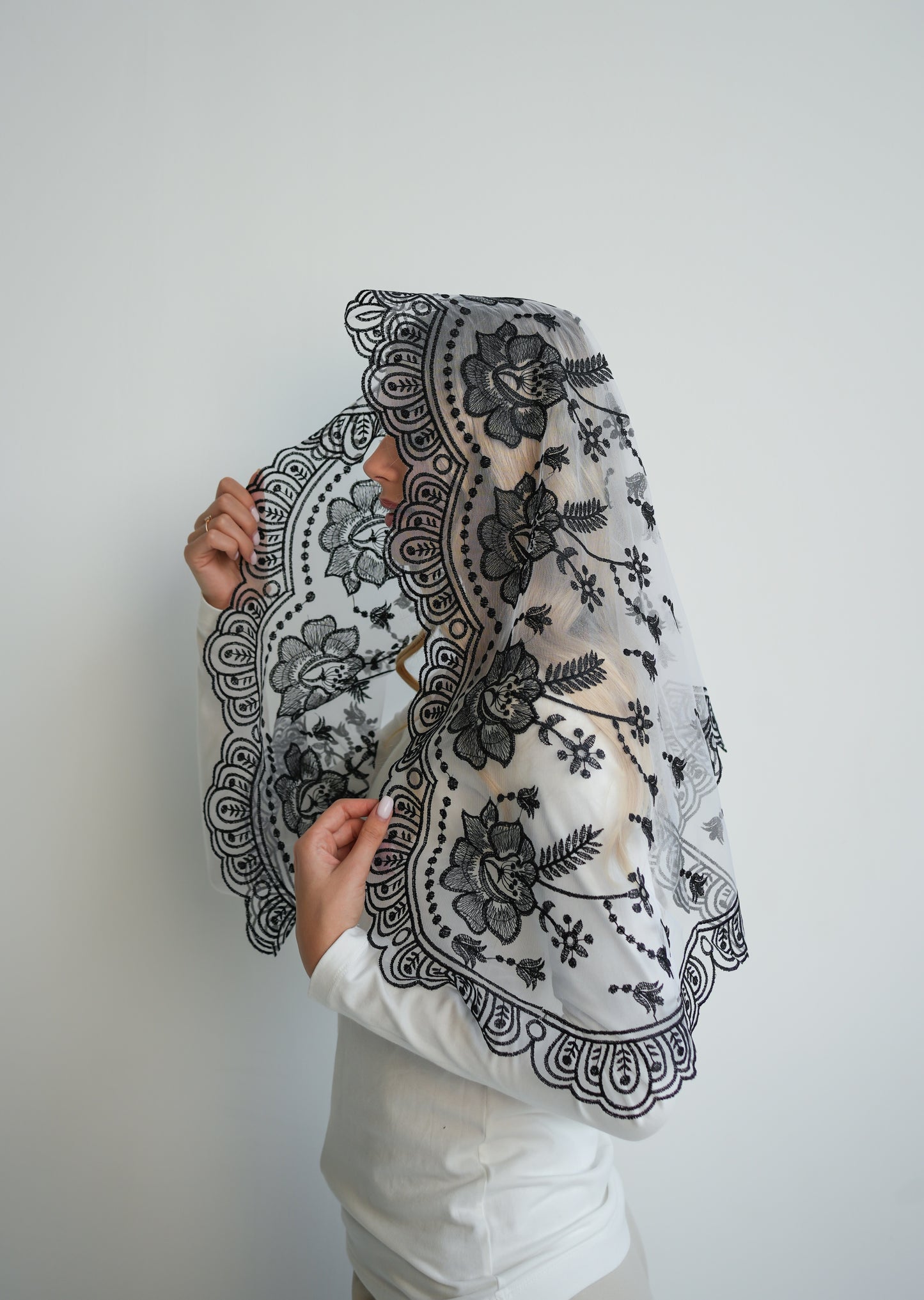 NEW BLACK & WHITE MANTILLA