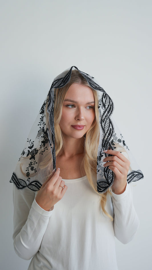 SHORT BLACK LACE VEIL