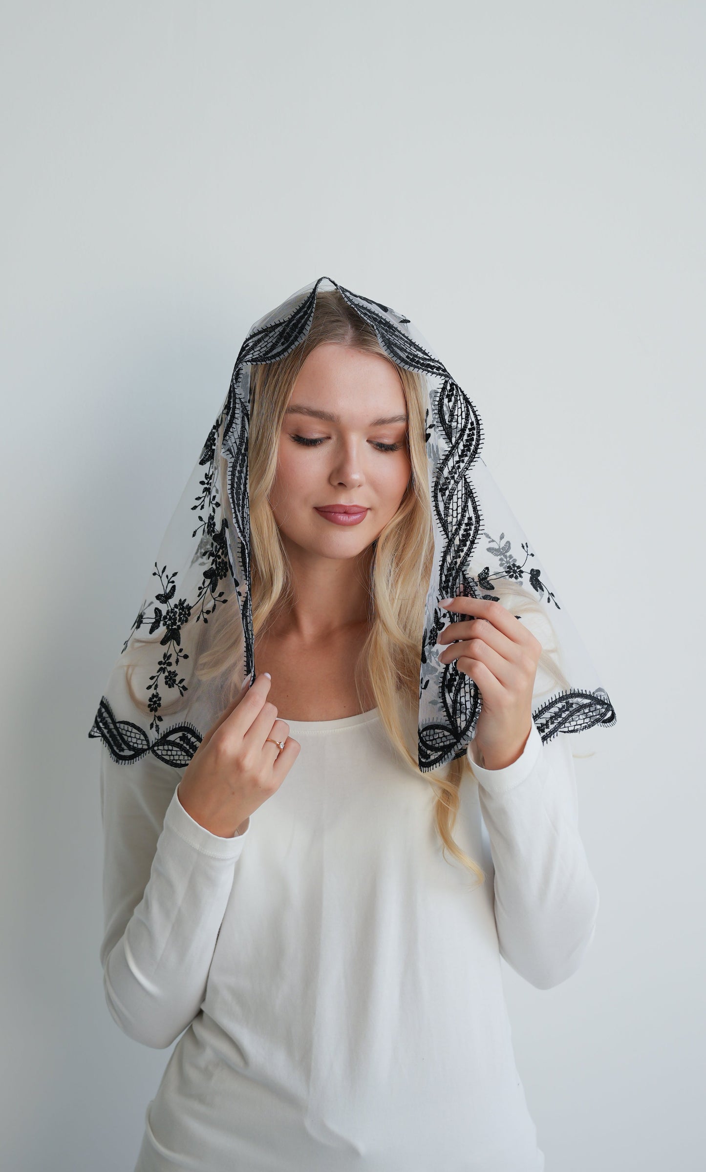 SHORT BLACK LACE VEIL