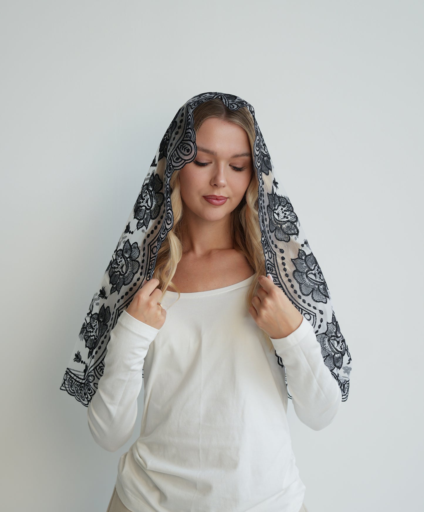NEW BLACK & WHITE MANTILLA