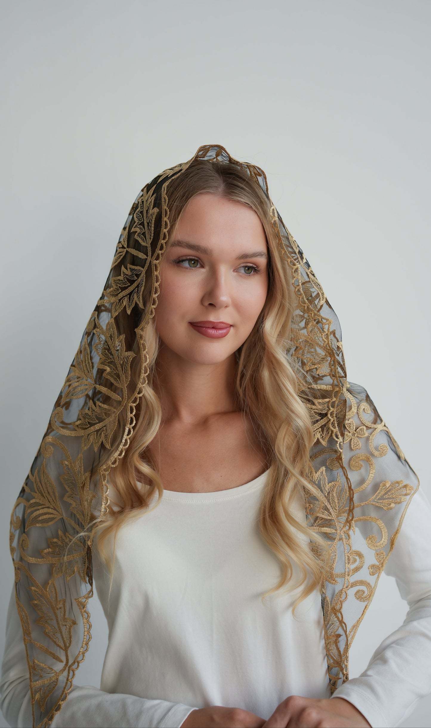TRIANGLE GOLD LACE VEIL