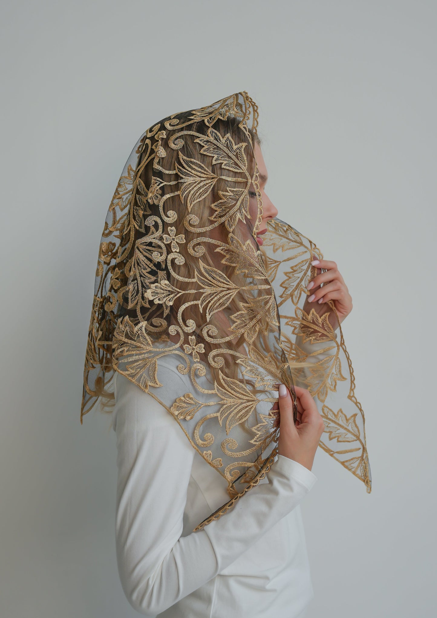 TRIANGLE GOLD LACE VEIL