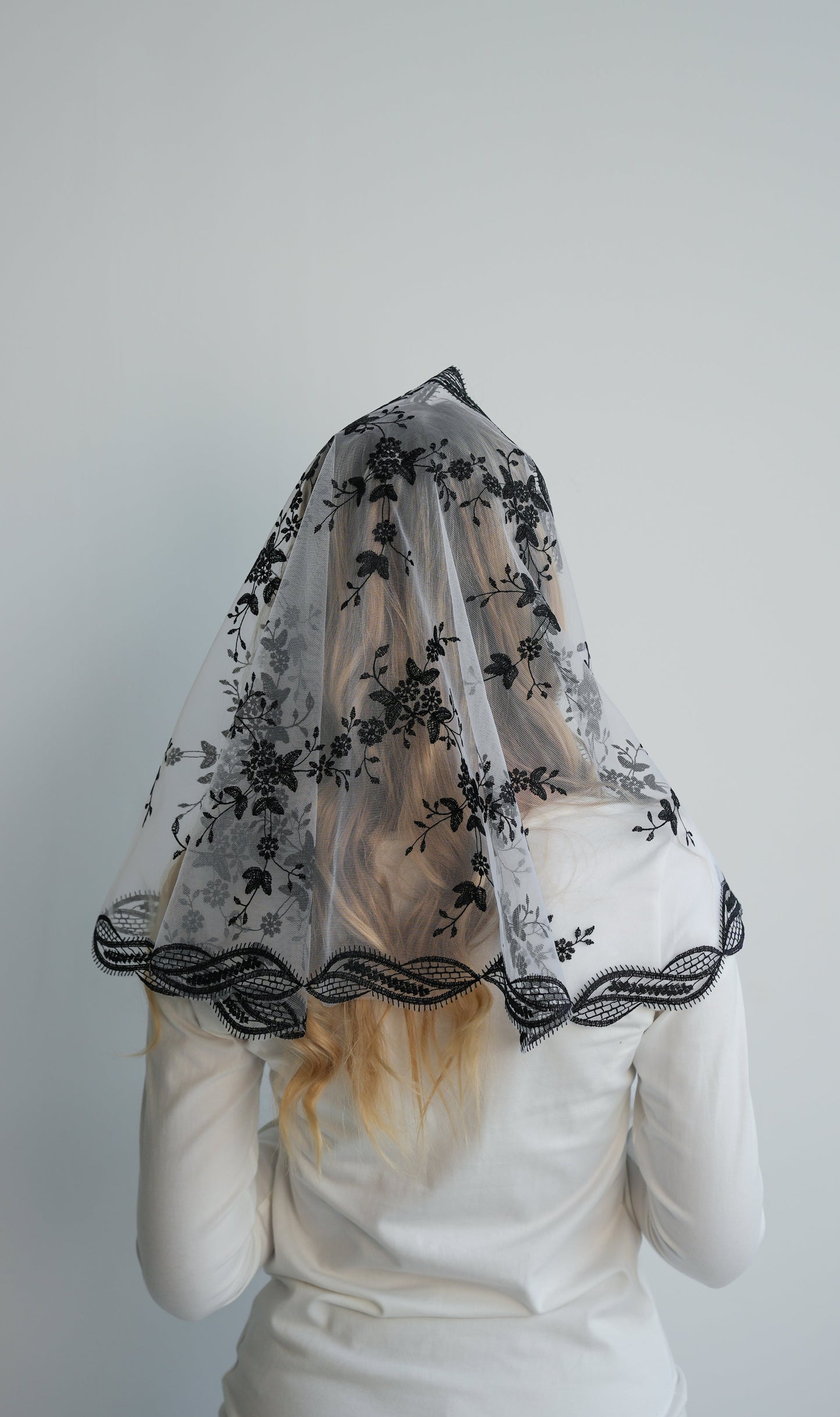 SHORT BLACK LACE VEIL