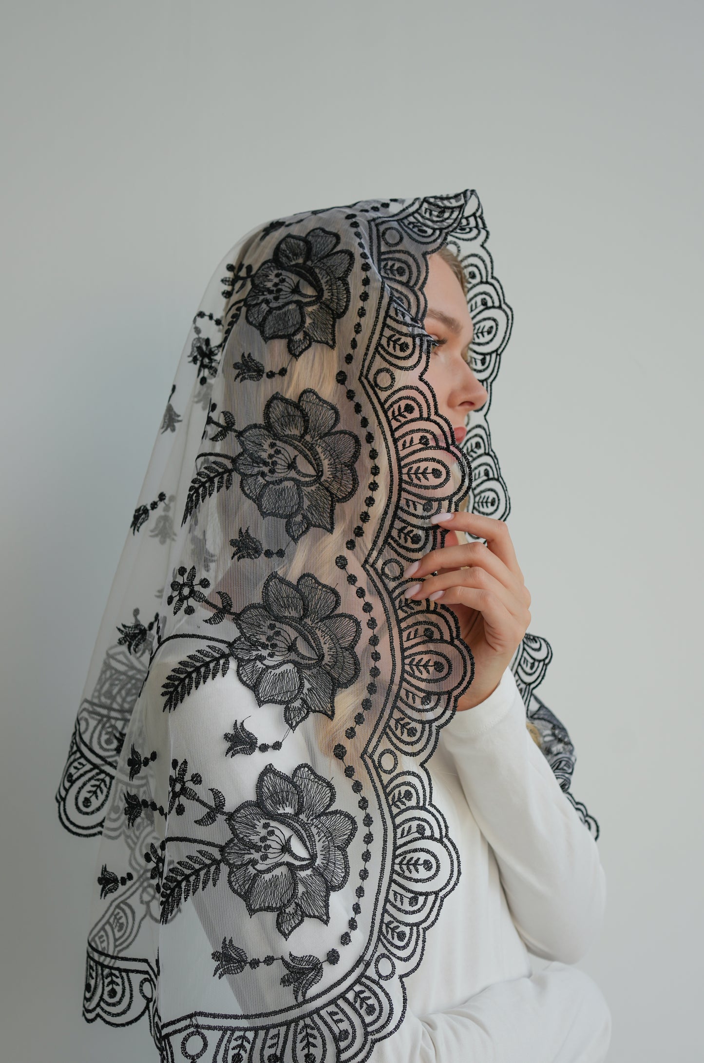 NEW BLACK & WHITE MANTILLA