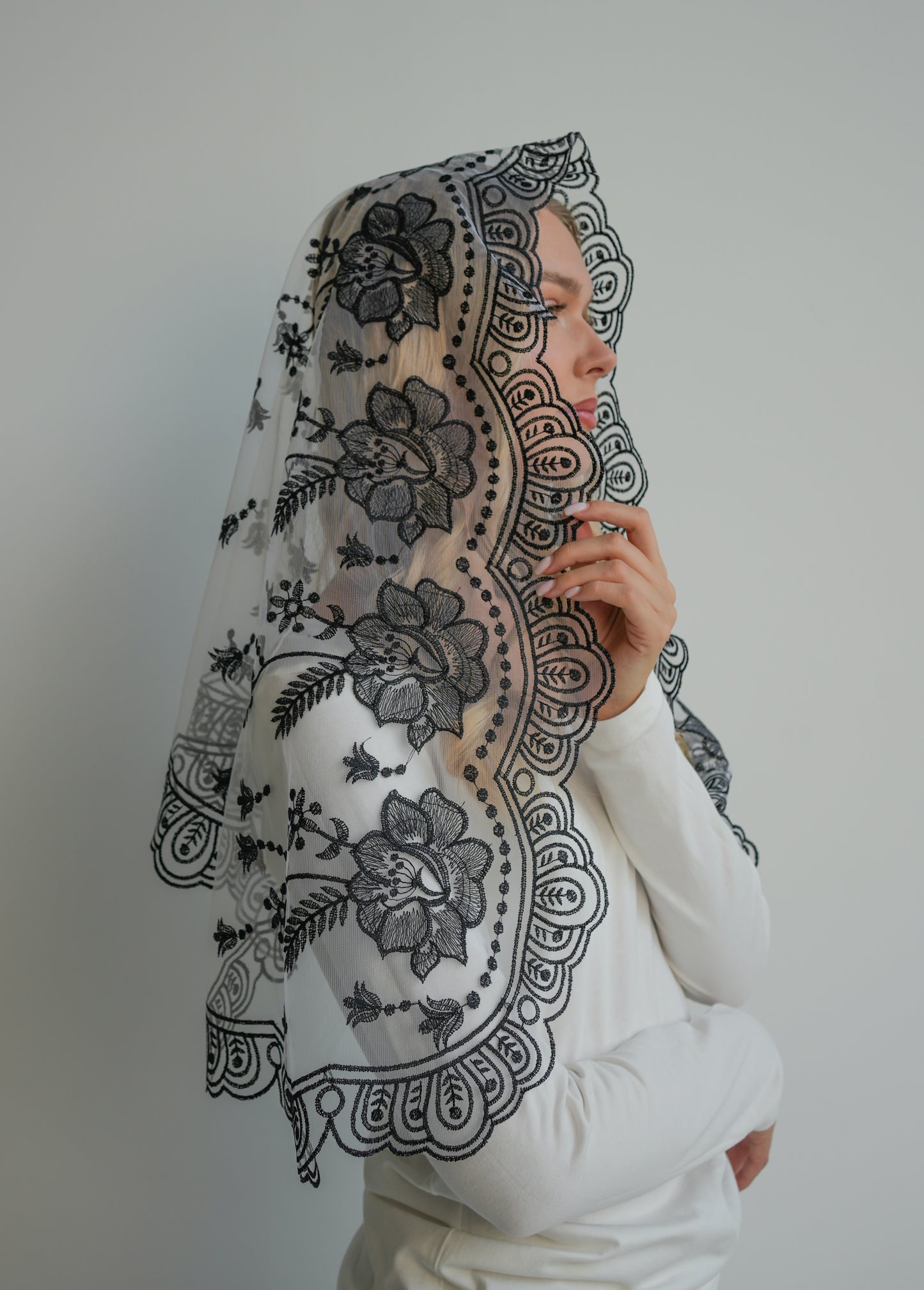 NEW BLACK & WHITE MANTILLA