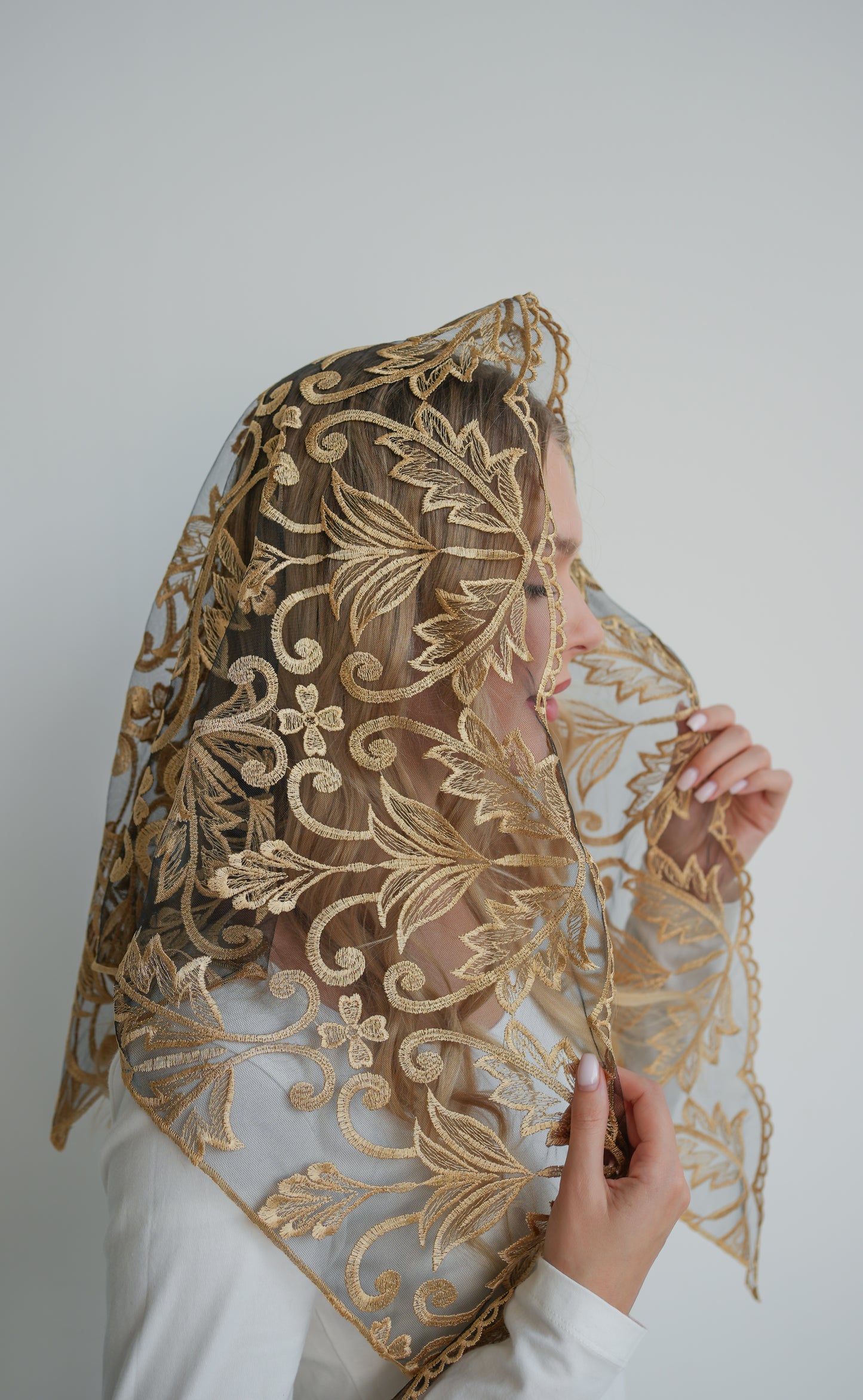 TRIANGLE GOLD LACE VEIL