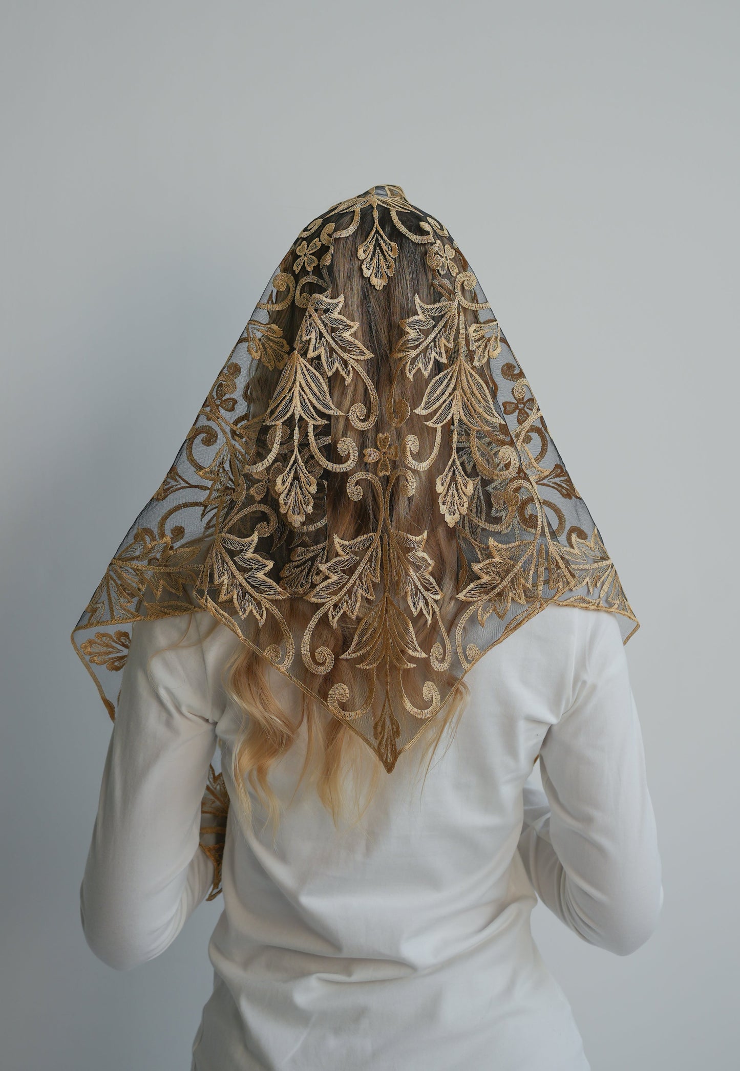 TRIANGLE GOLD LACE VEIL
