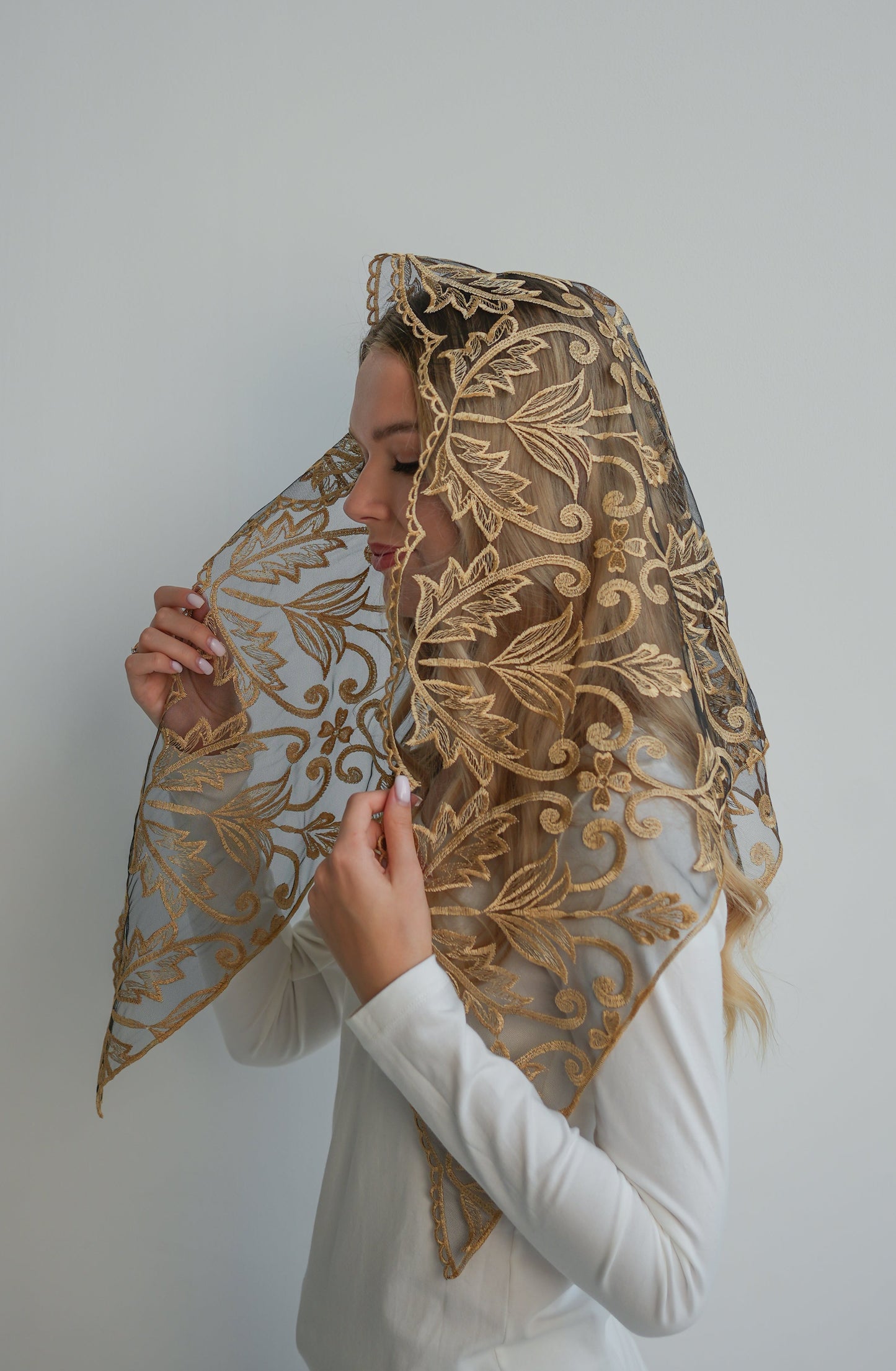 TRIANGLE GOLD LACE VEIL