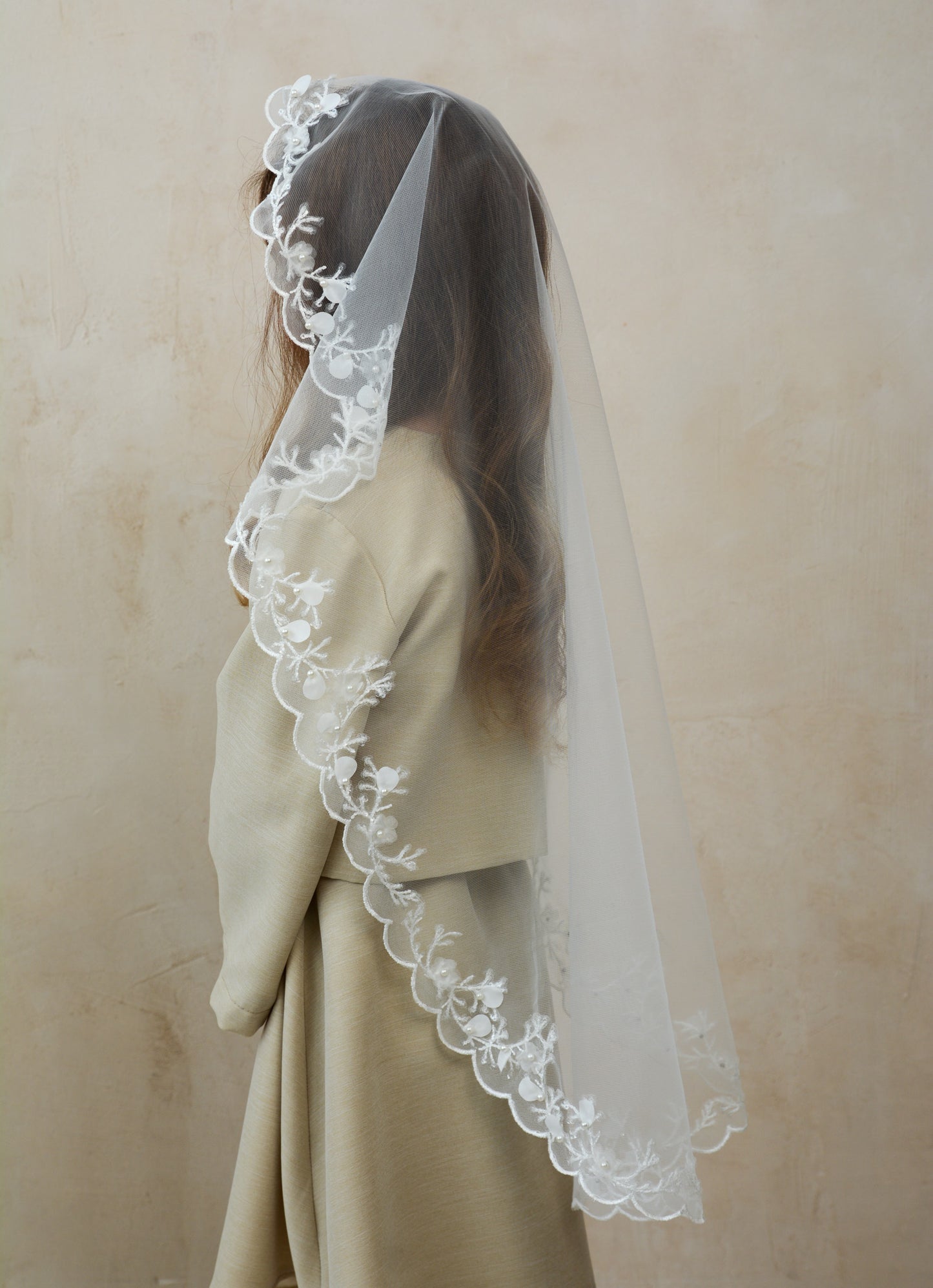 LONG 3D IVORY MANTILLA