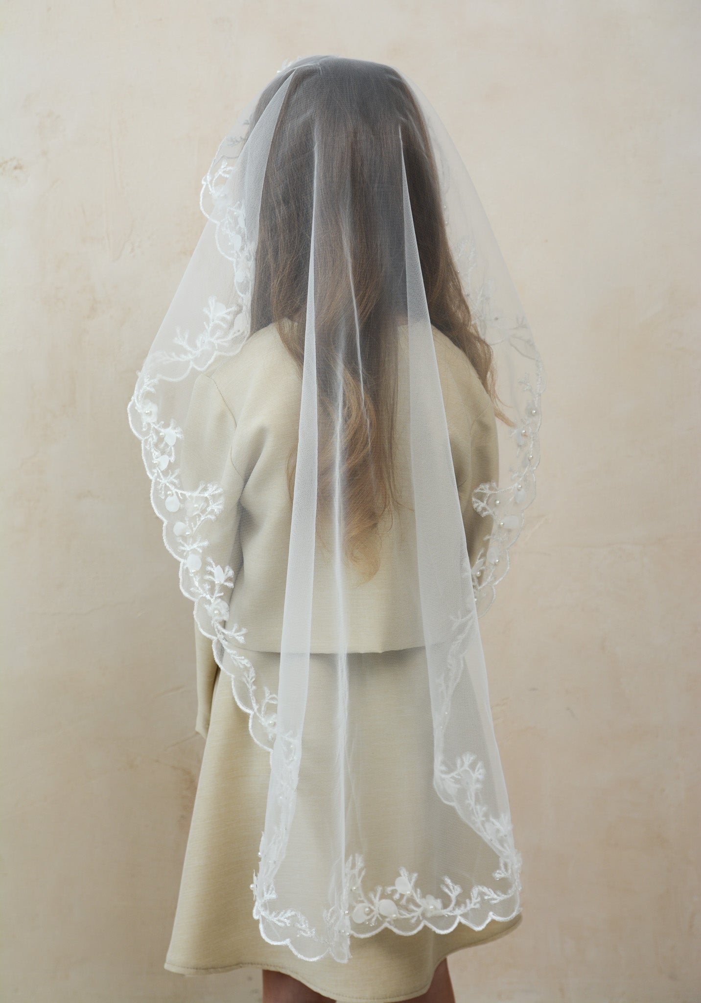 LONG 3D IVORY MANTILLA