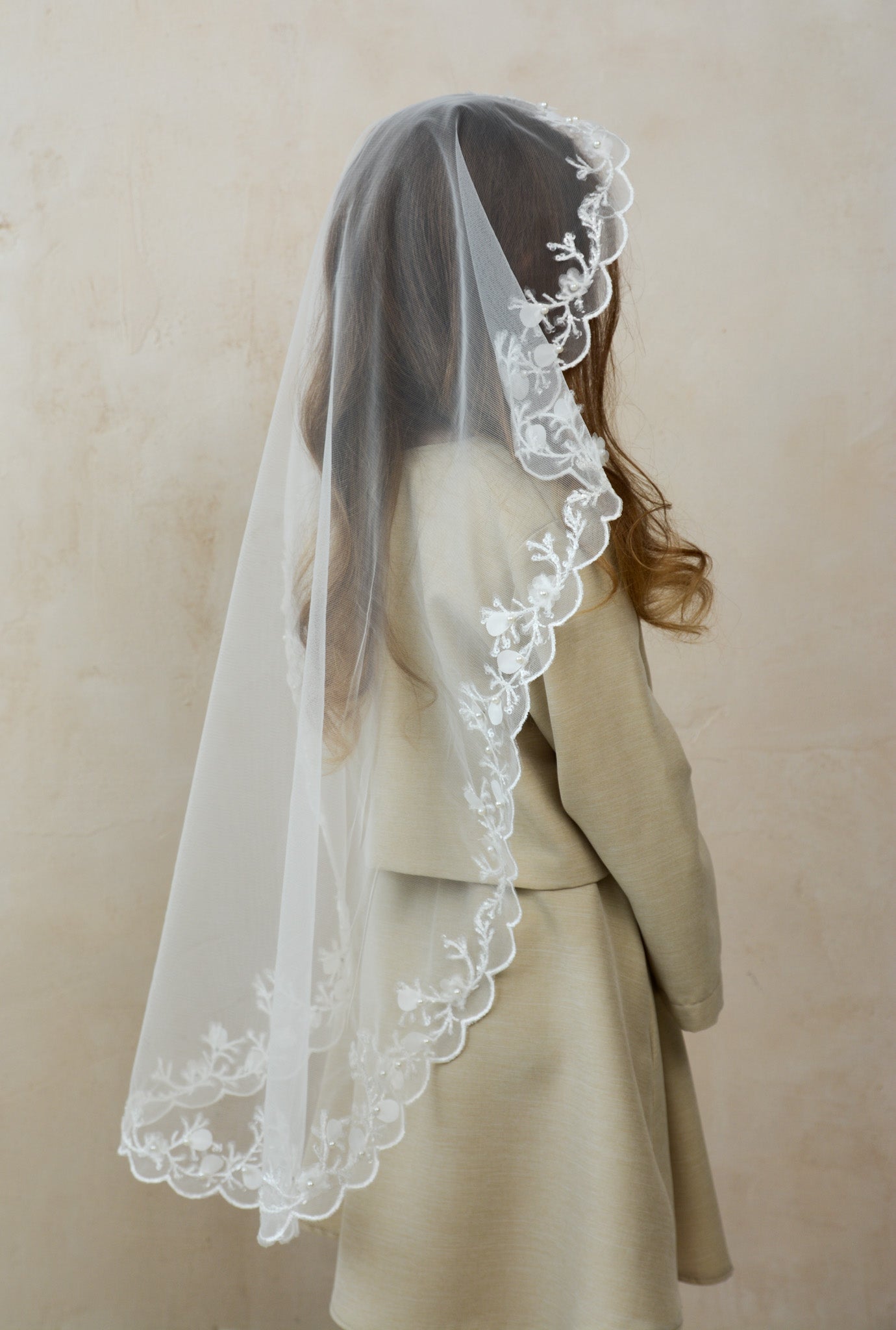 LONG 3D IVORY MANTILLA