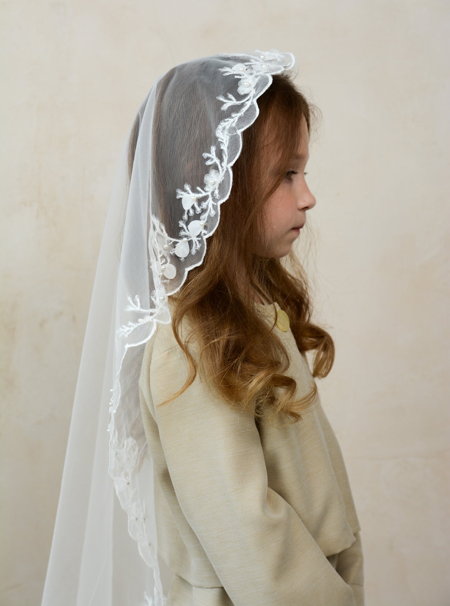 LONG 3D IVORY MANTILLA