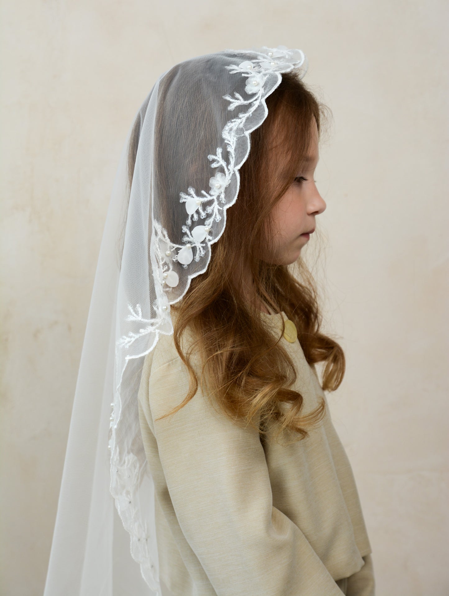 LONG 3D IVORY MANTILLA