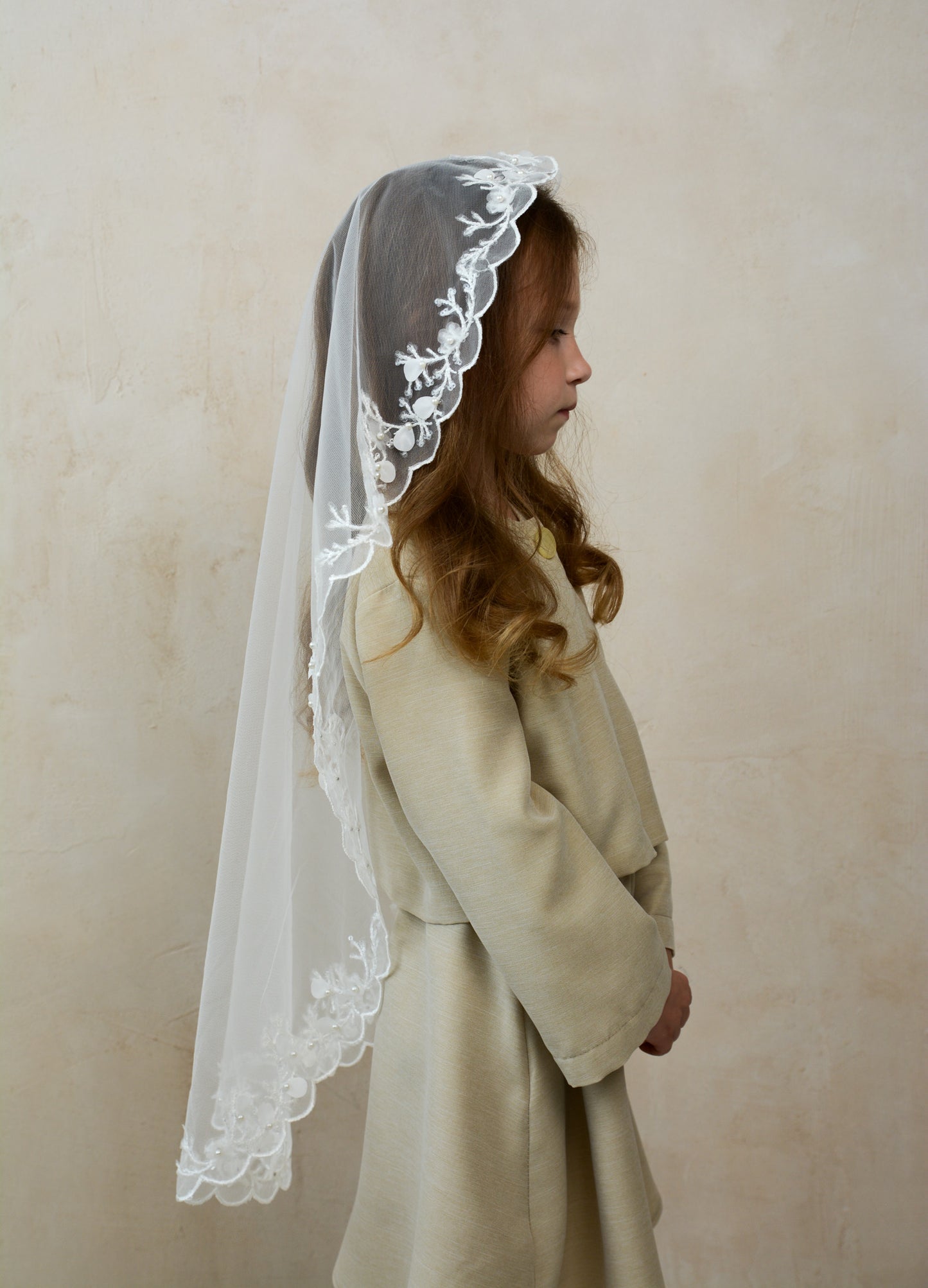 LONG 3D IVORY MANTILLA