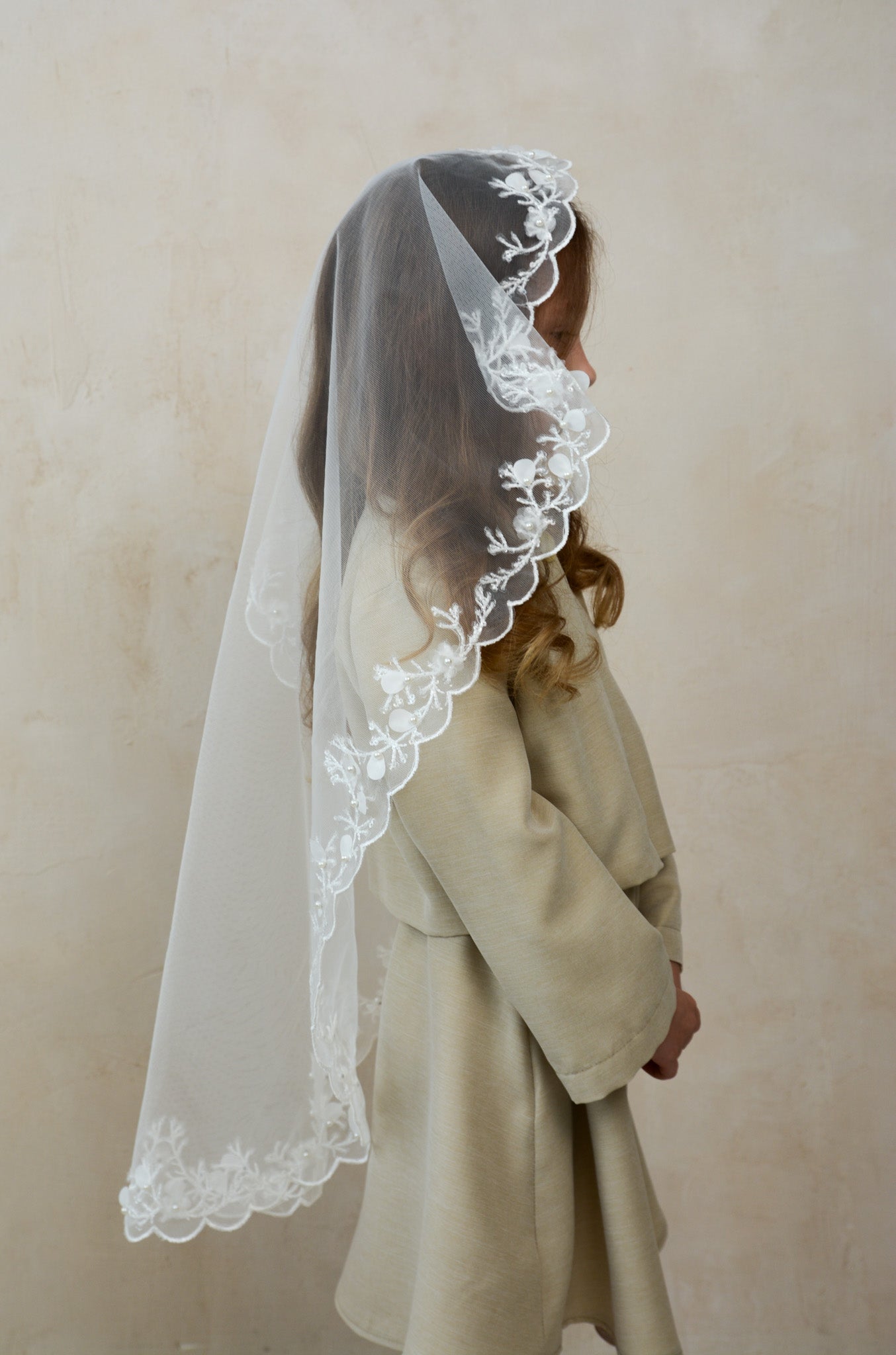 LONG 3D IVORY MANTILLA