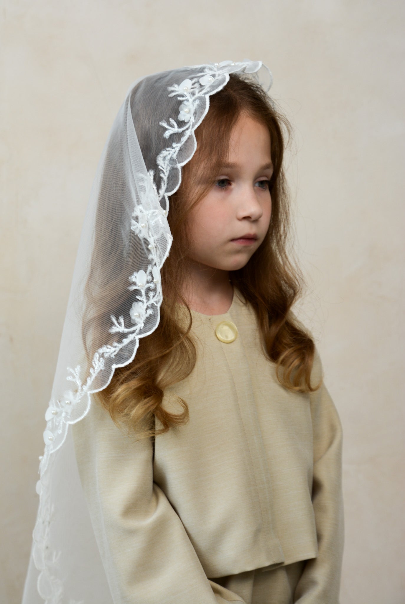 LONG 3D IVORY MANTILLA