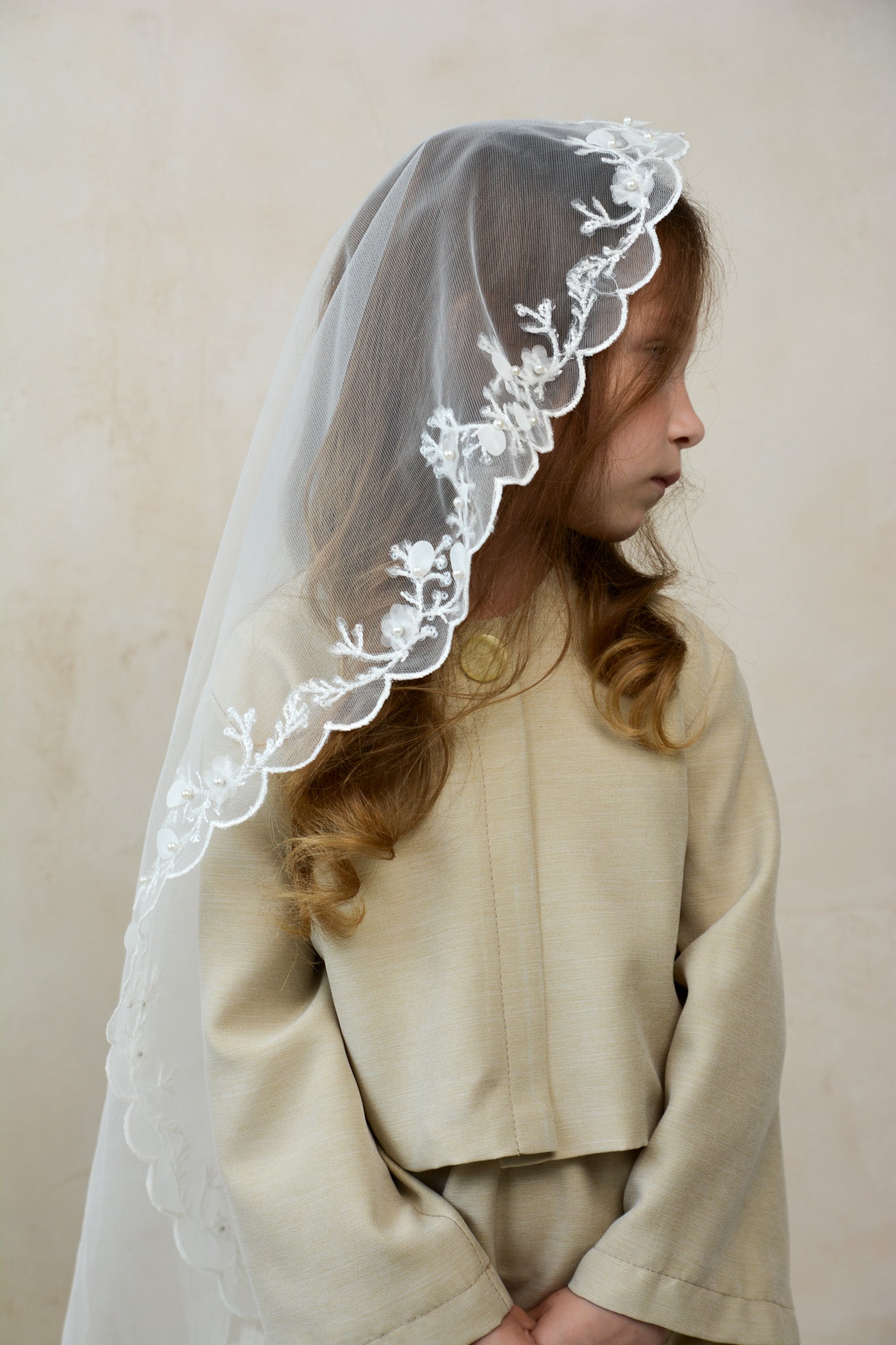 LONG 3D IVORY MANTILLA