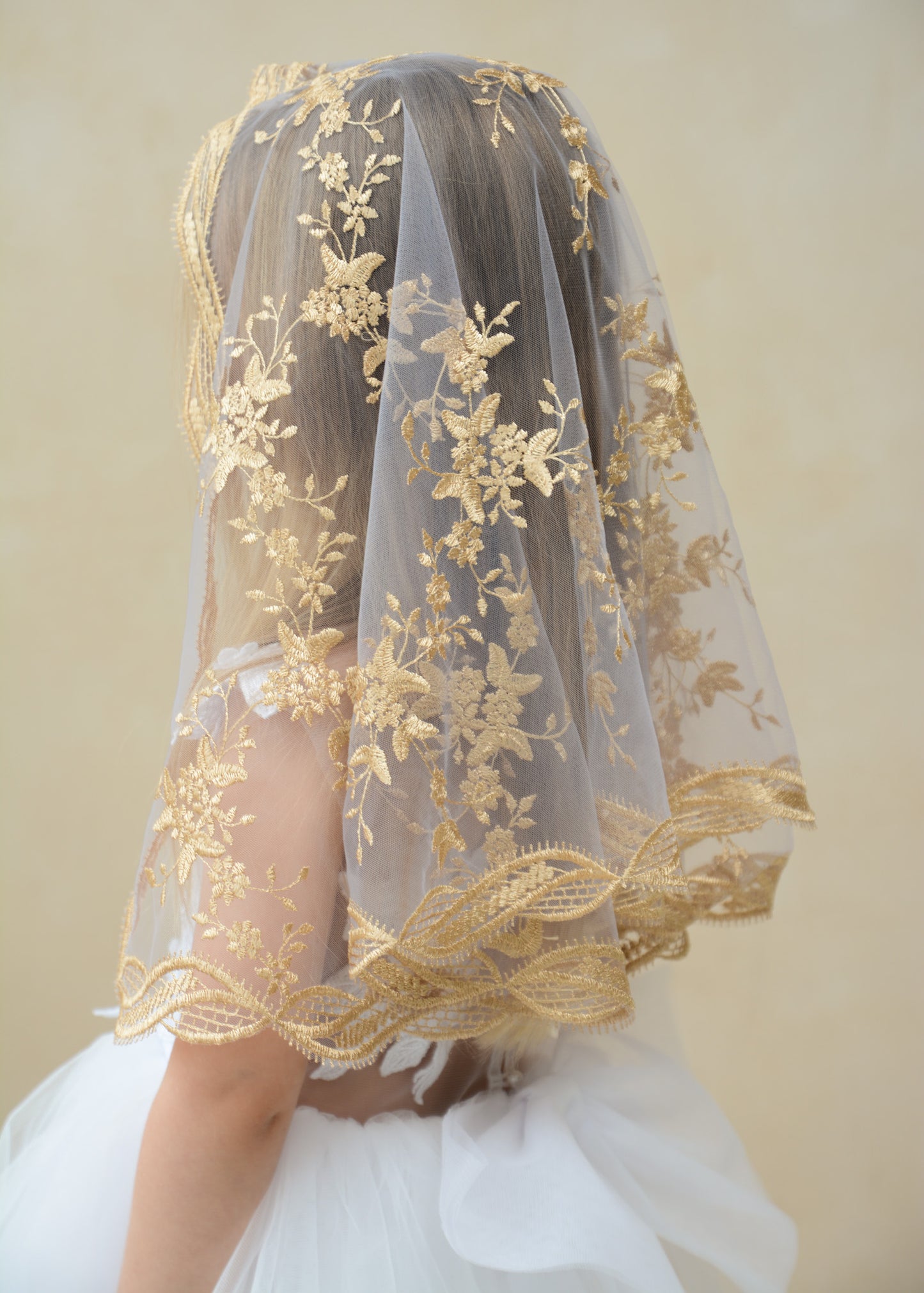 CHILD GOLD MANTILLA
