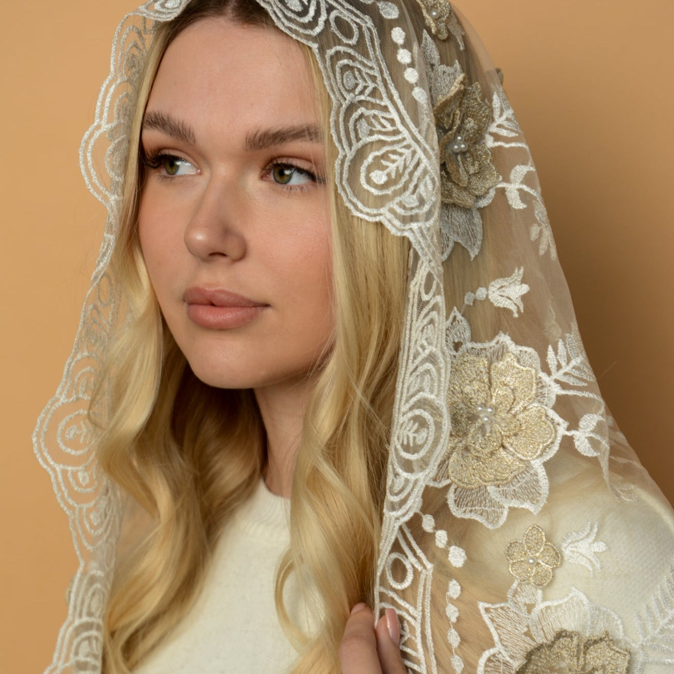 3D FLORAL MANTILLA