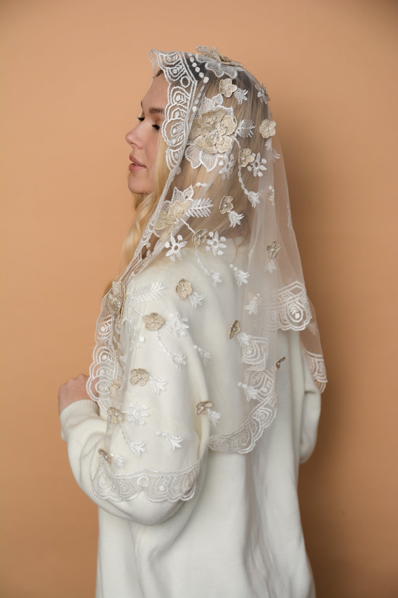 3D FLORAL MANTILLA