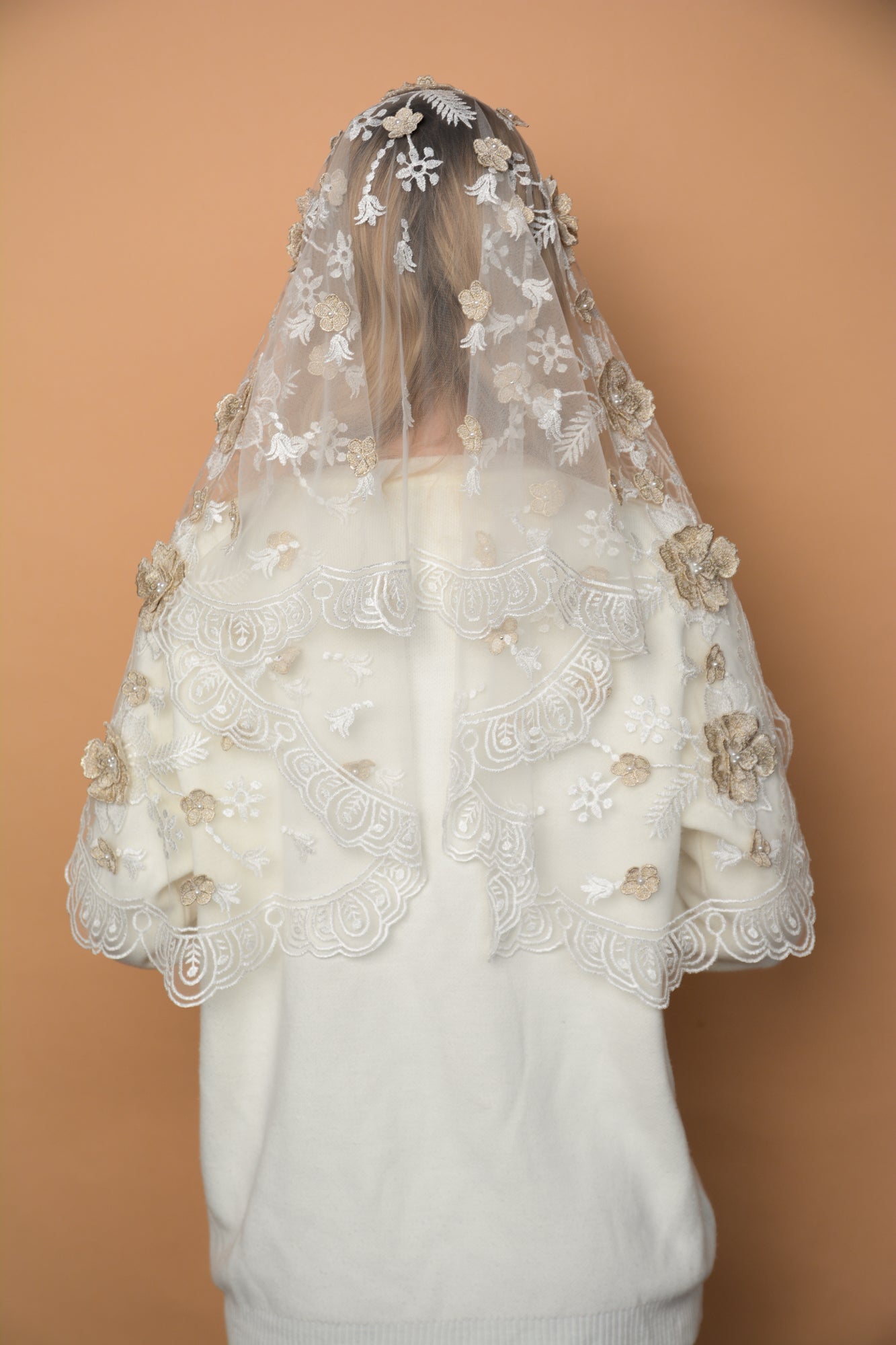 3D FLORAL MANTILLA