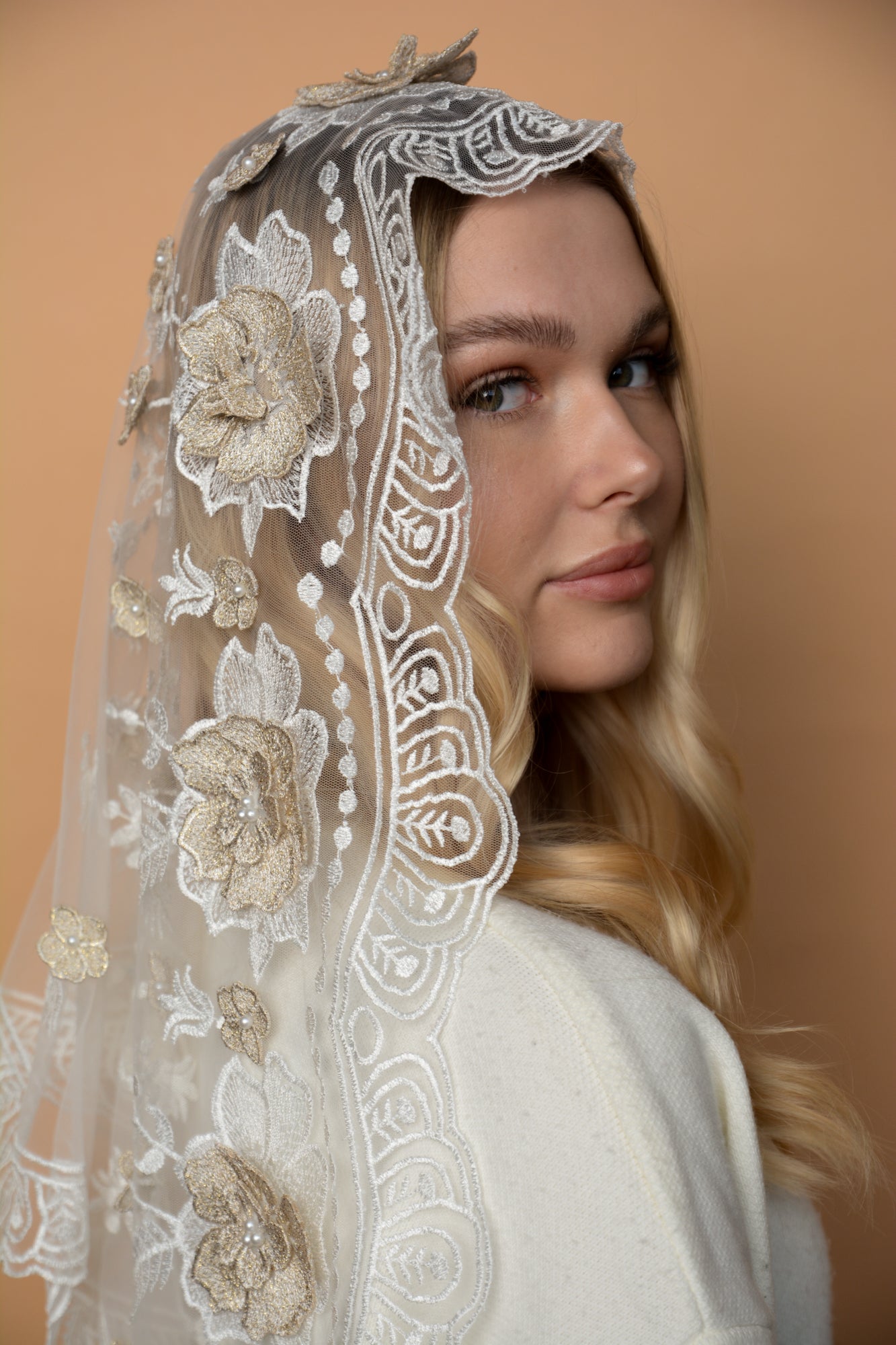 3D FLORAL MANTILLA