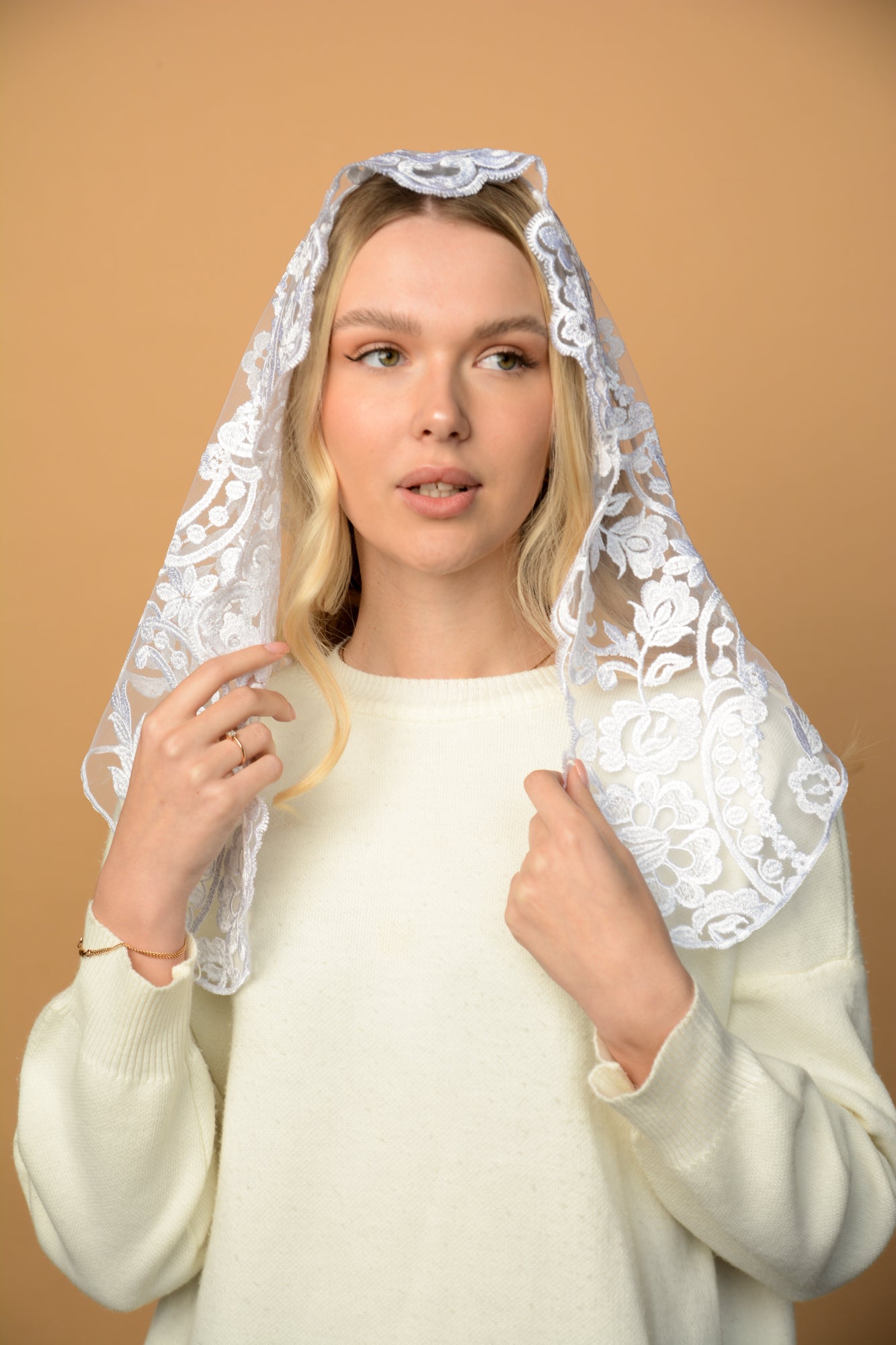 SHORT IVORY MANTILLA