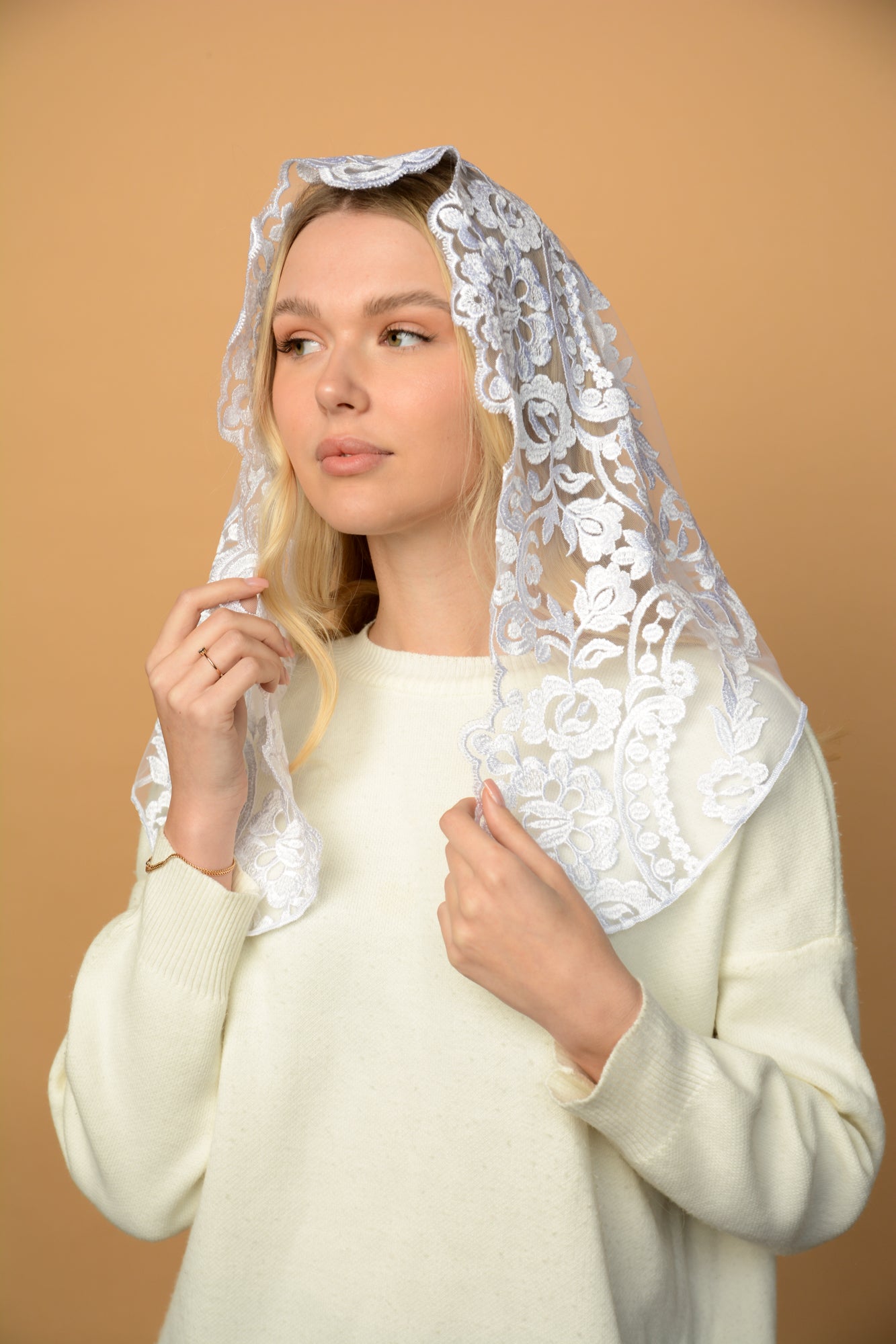 SHORT IVORY MANTILLA