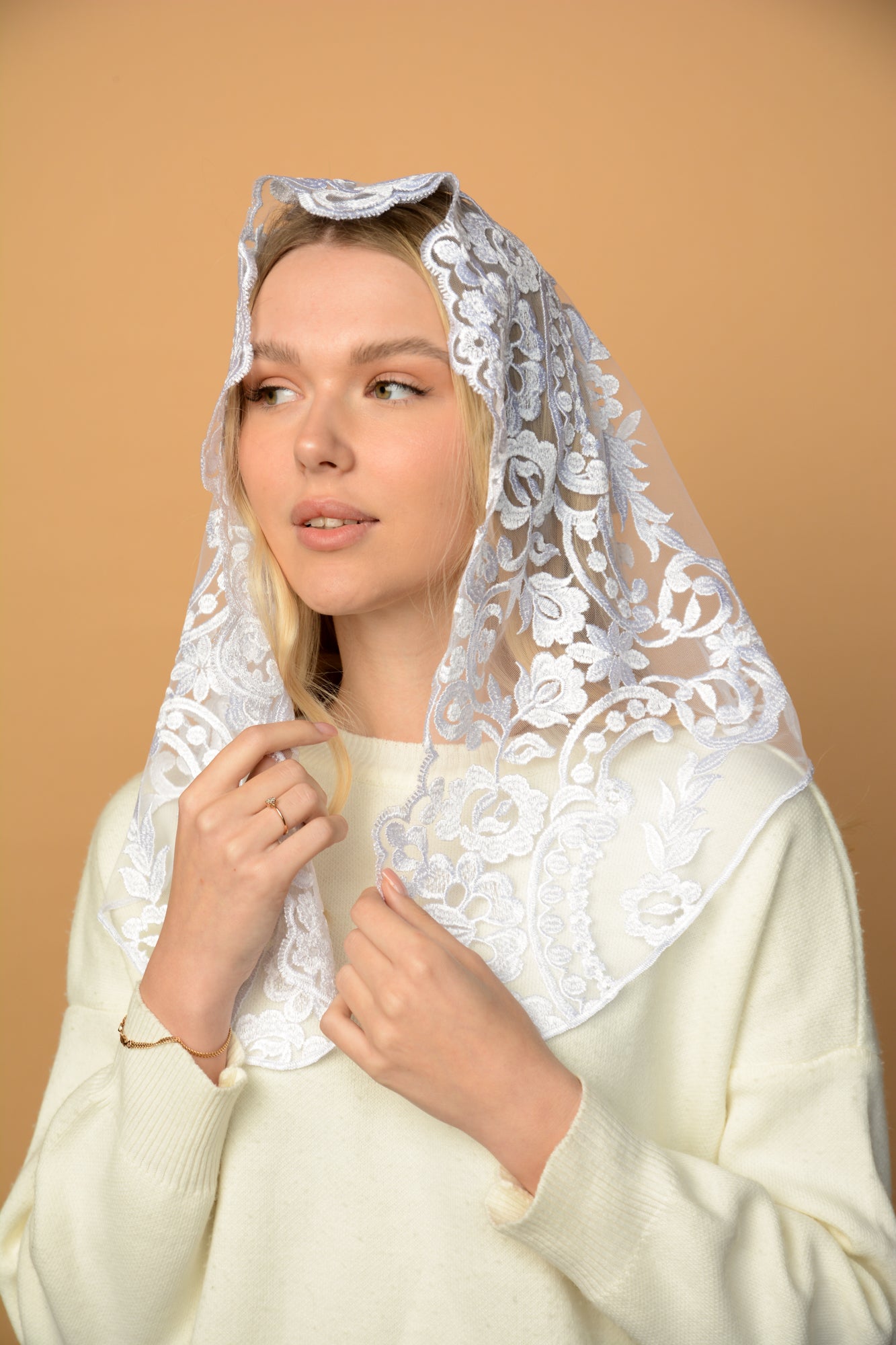 SHORT IVORY MANTILLA