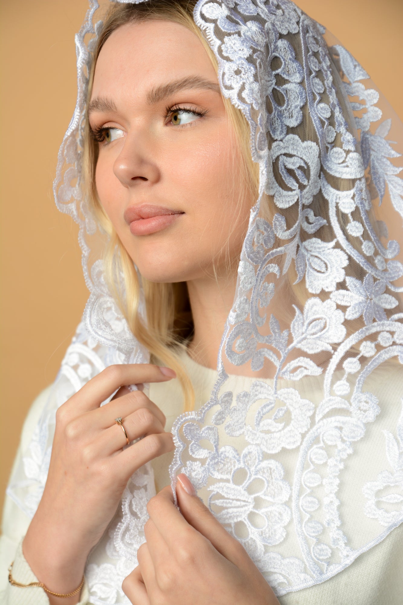 SHORT IVORY MANTILLA