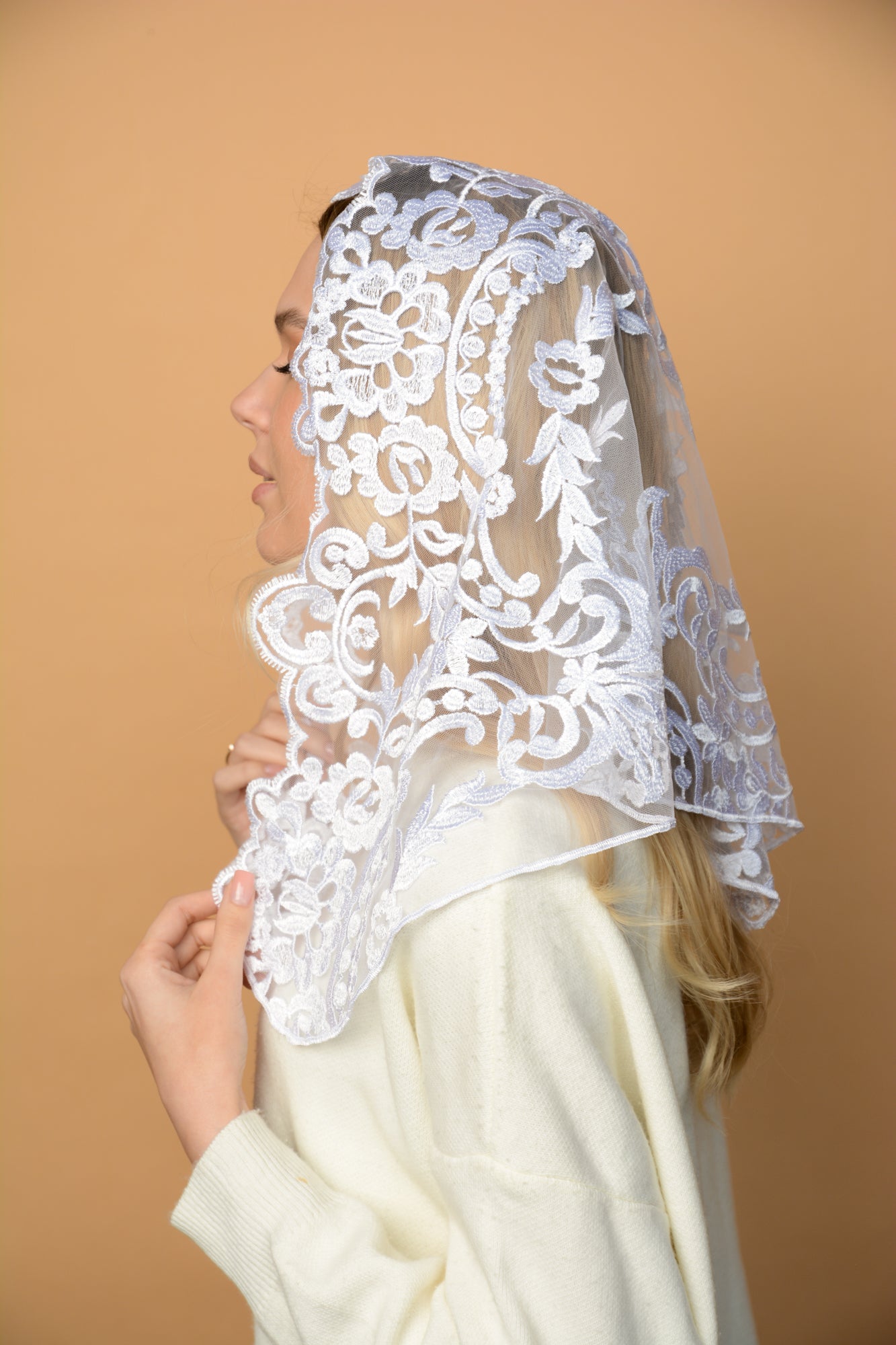 SHORT IVORY MANTILLA