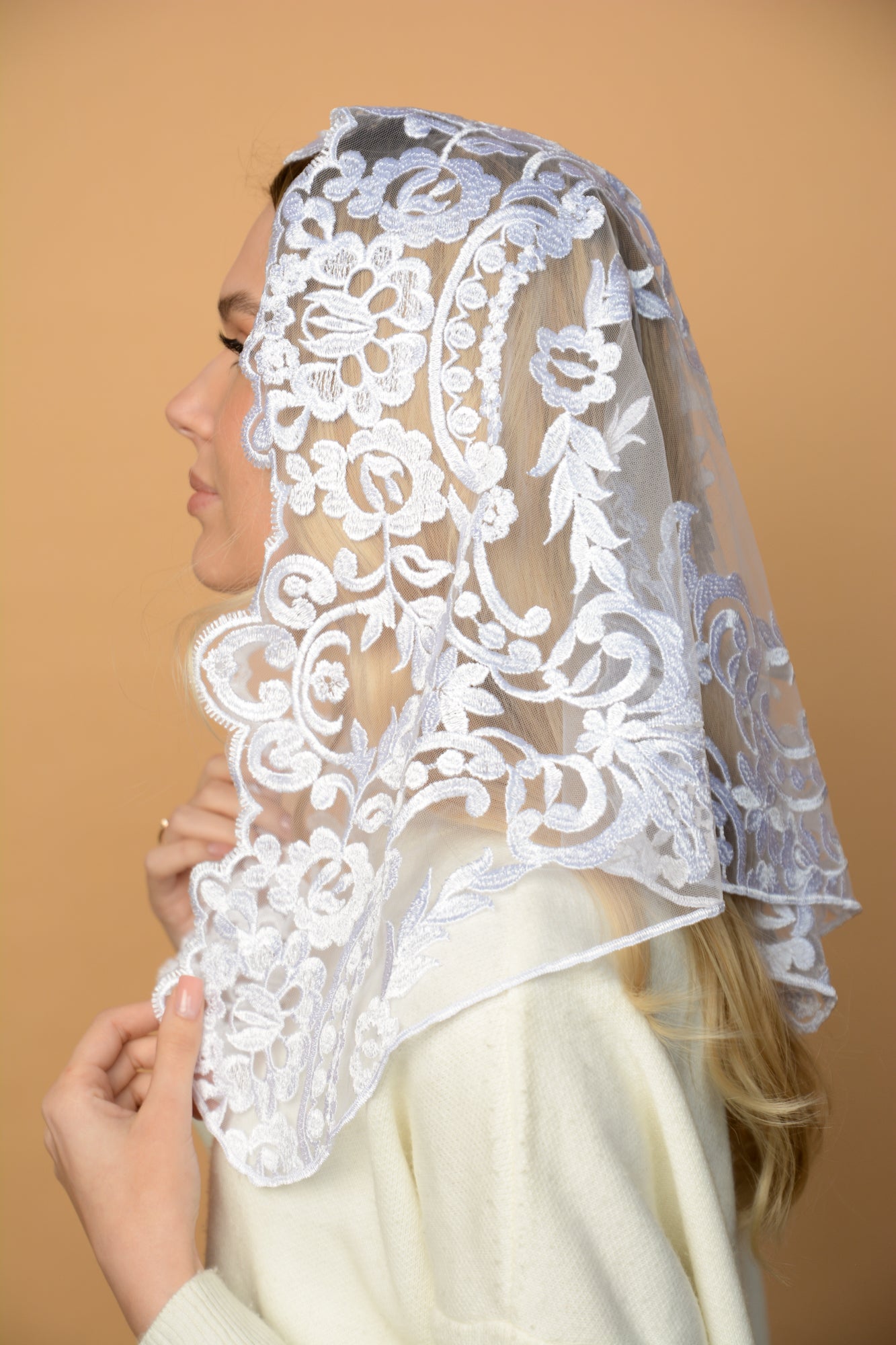 SHORT IVORY MANTILLA