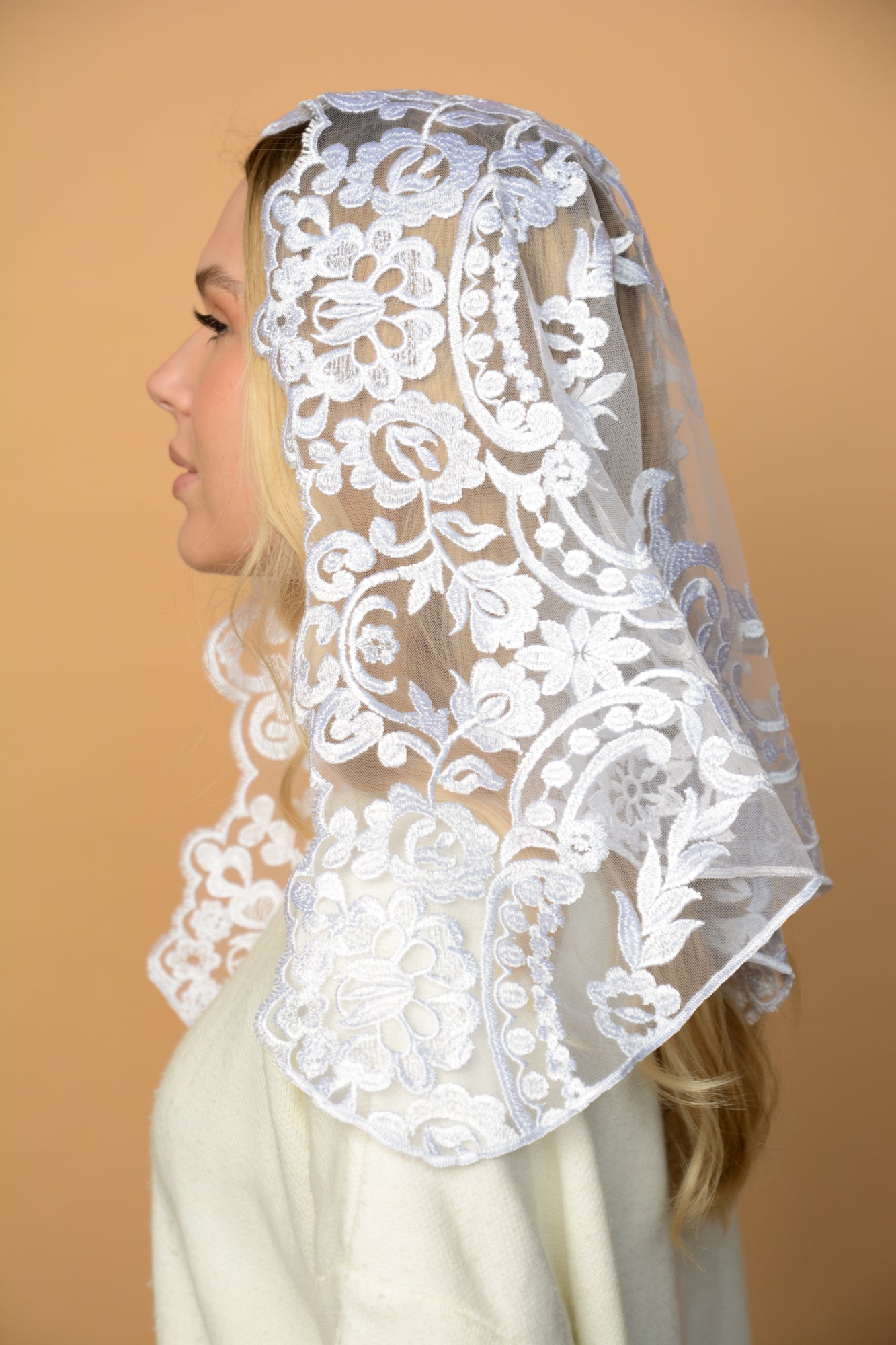 SHORT IVORY MANTILLA