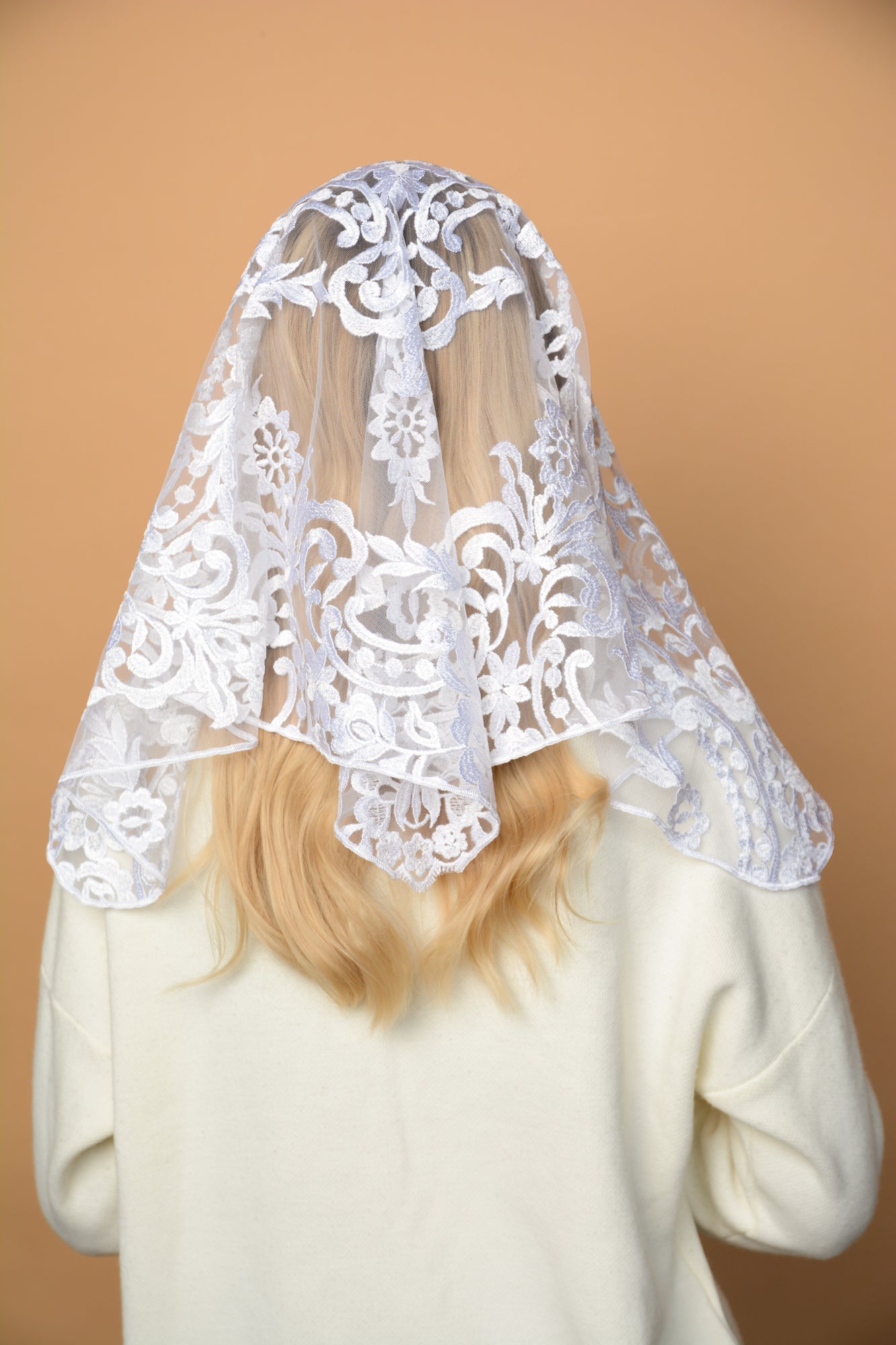 SHORT IVORY MANTILLA