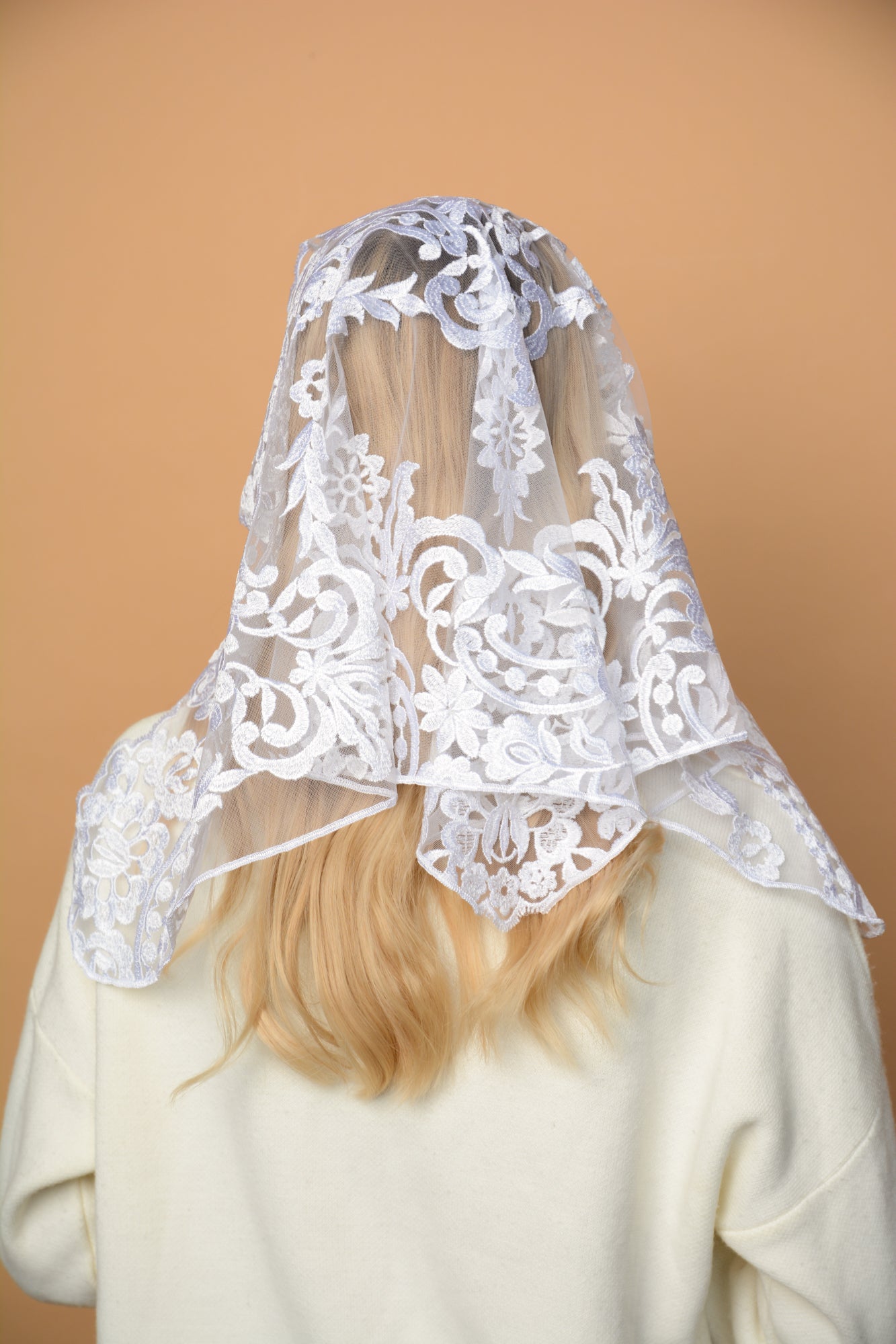 SHORT IVORY MANTILLA