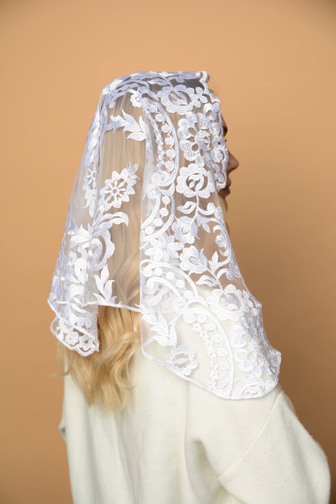 SHORT IVORY MANTILLA