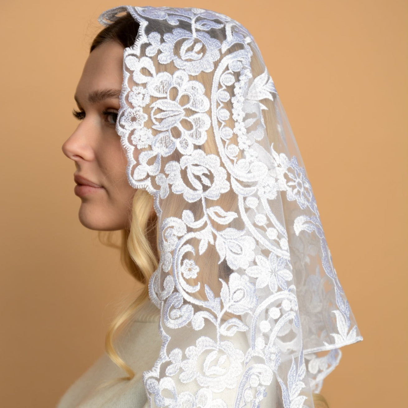 SHORT IVORY MANTILLA