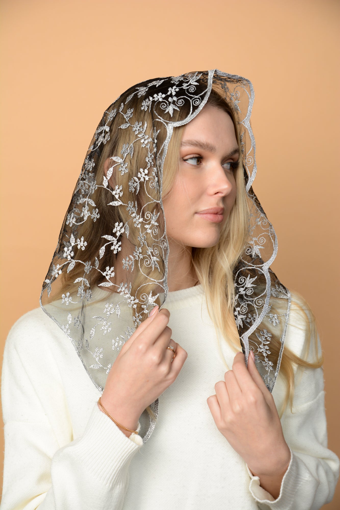 SHORT GREY MANTILLA