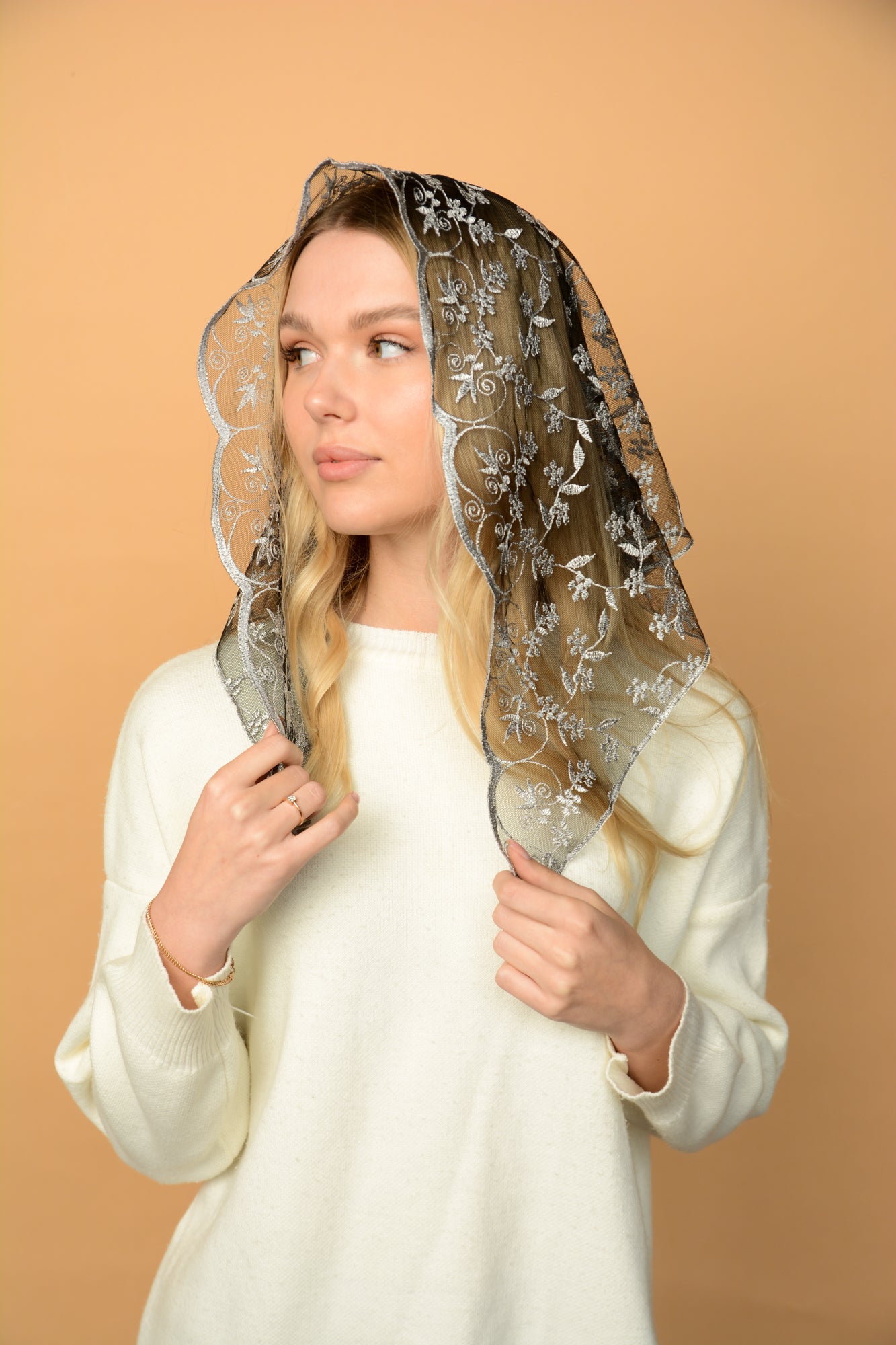 SHORT GREY MANTILLA